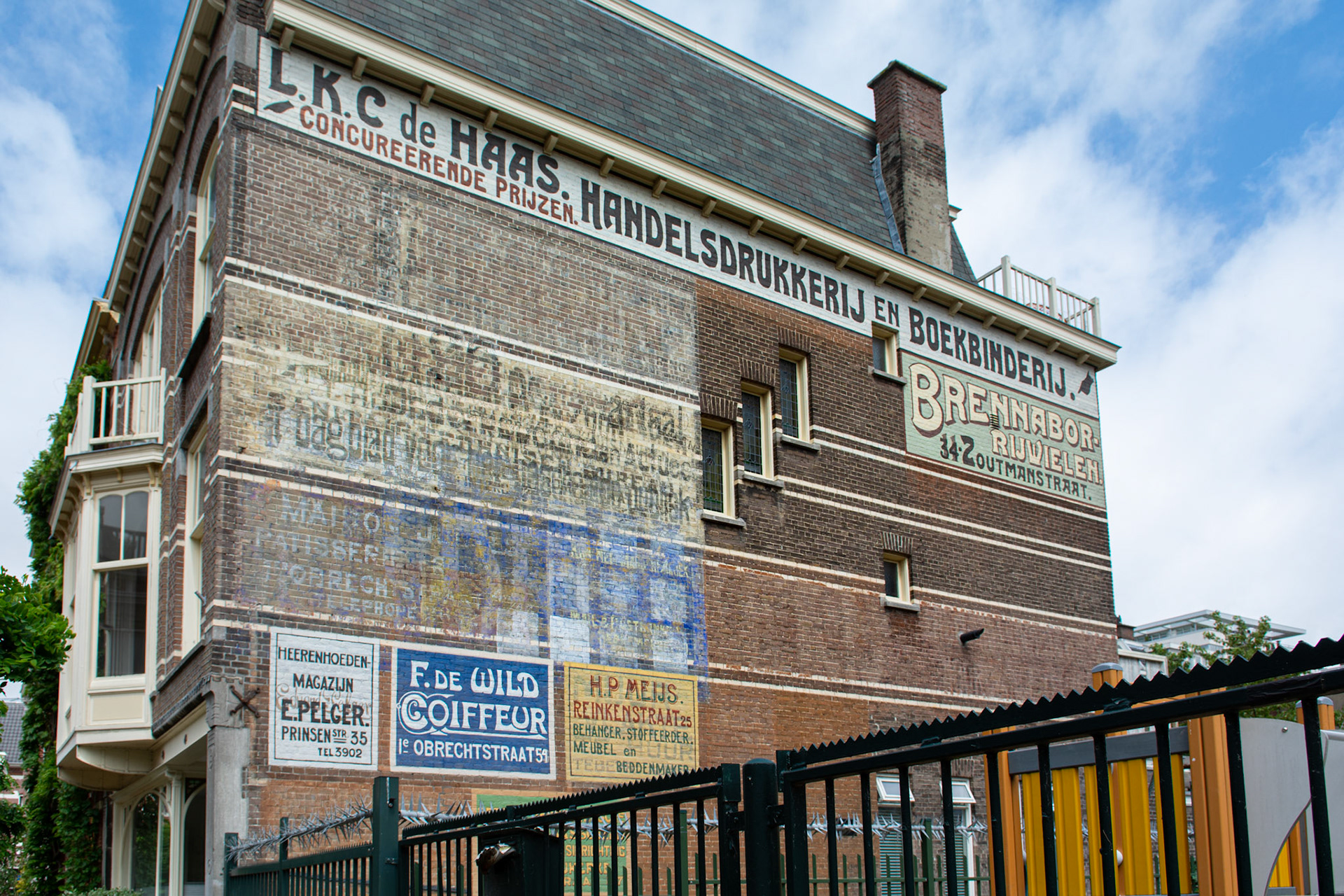 De reclame die hier te zien is komt uit de periode 1900-1940, de muurschilderingen zijn enkele jaren geleden gerestaureerd