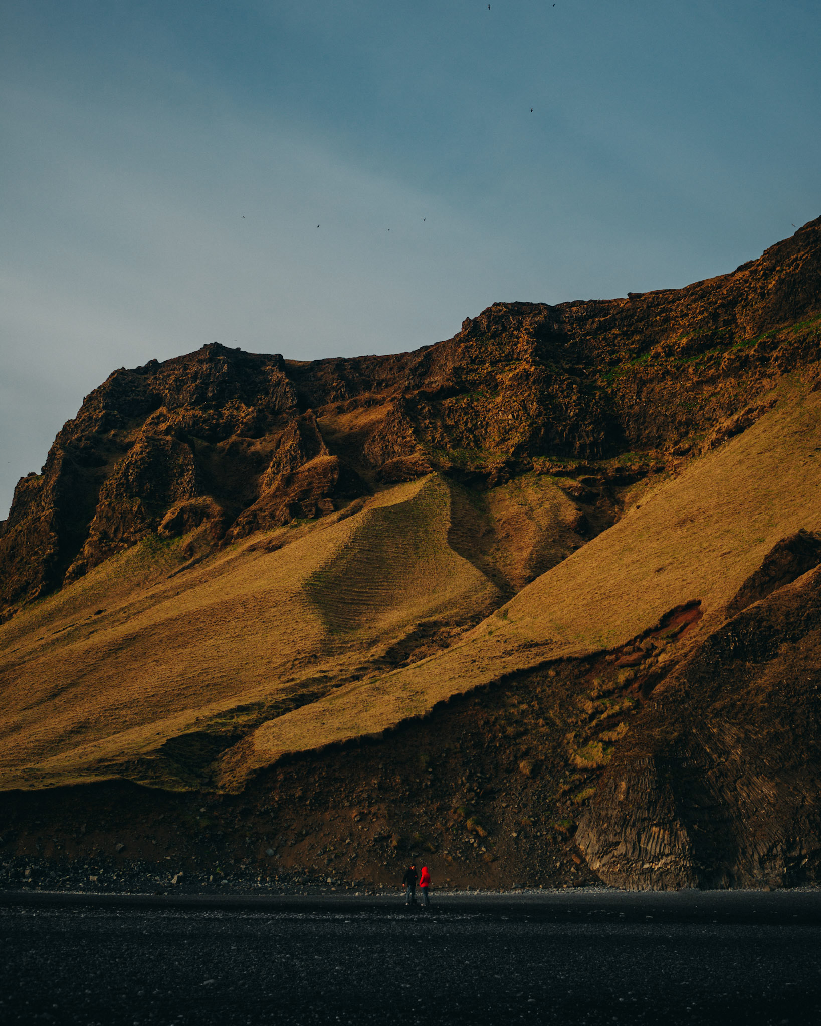 Bassalt cliffs at Reynisdrangar Black Sand Beach, Iceland, May 2016, Leica M.