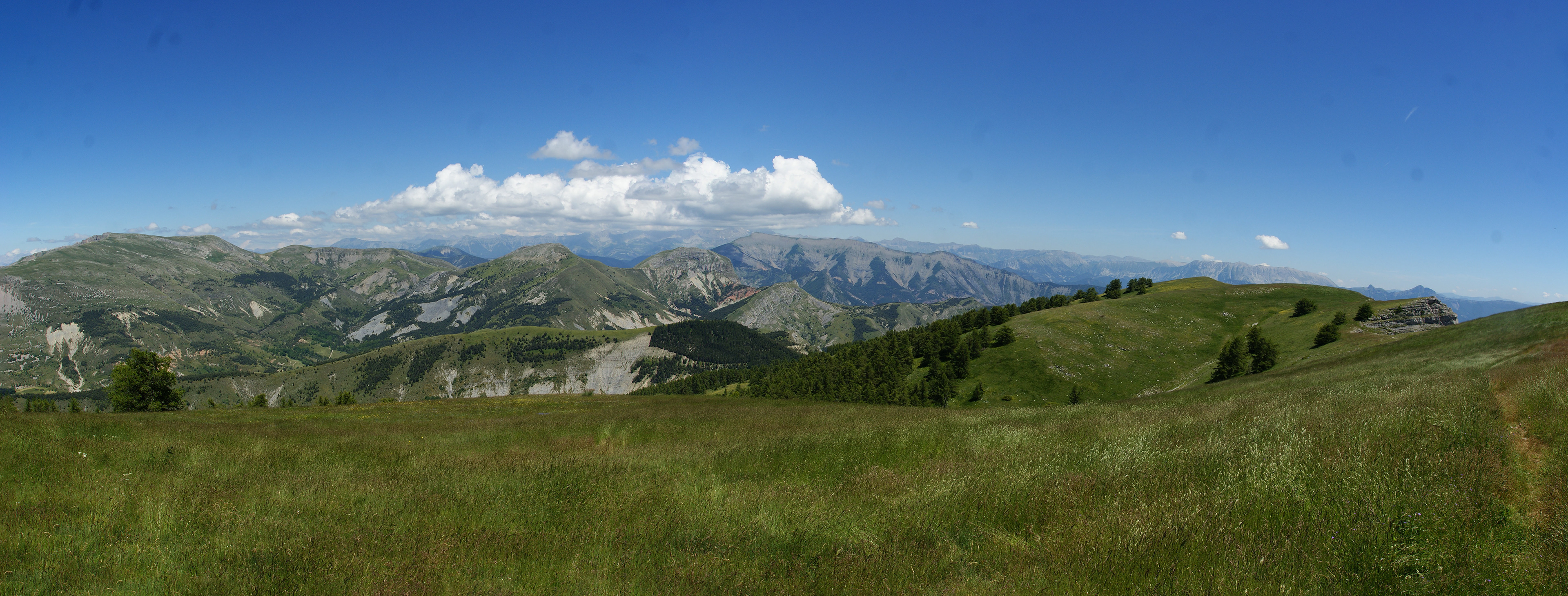 Depuis le sentier en crête de Géruen, les sommets des Monges et de Chine ainsi que les deux cloches
