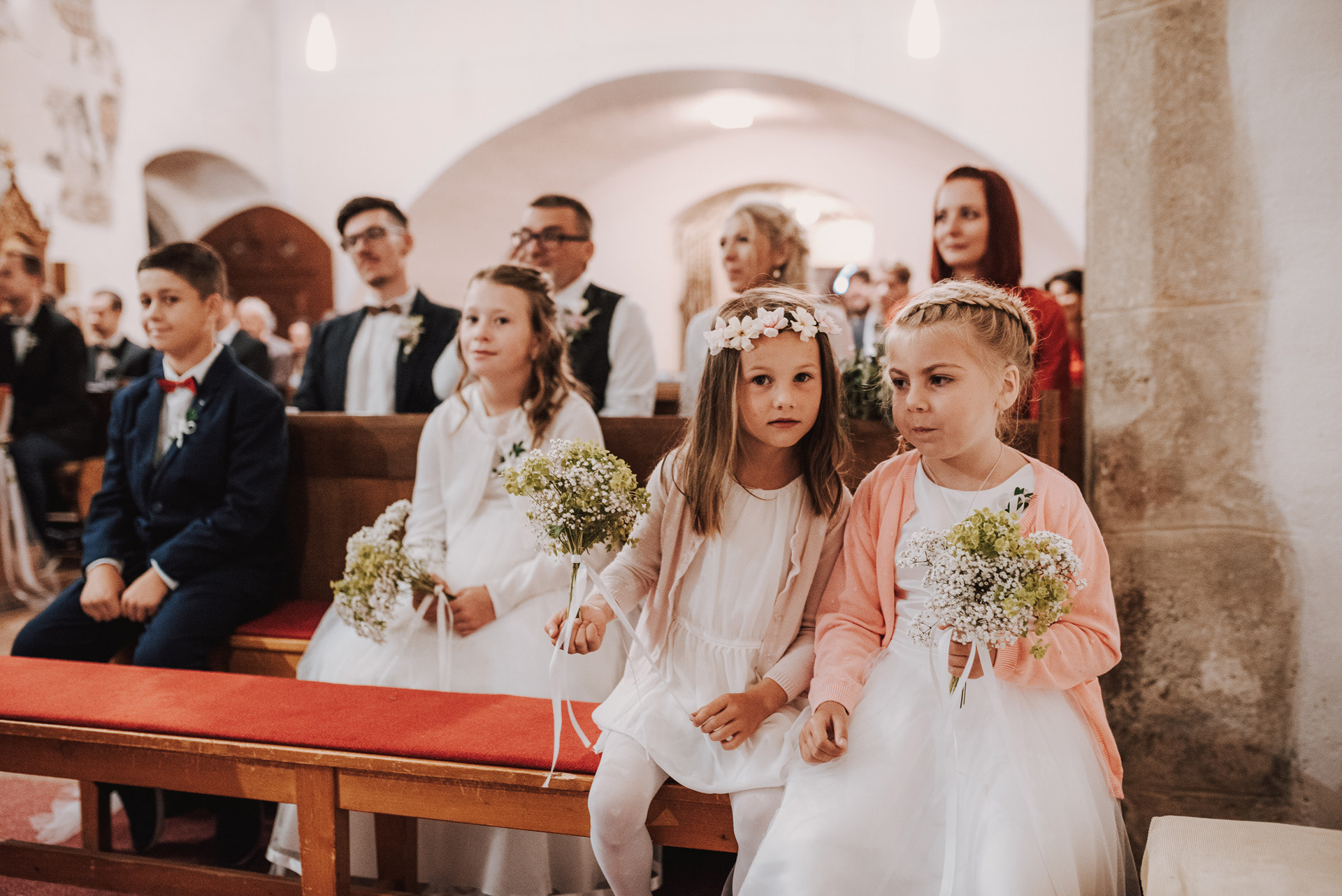 vysvátkované děti v kostele během obřadu