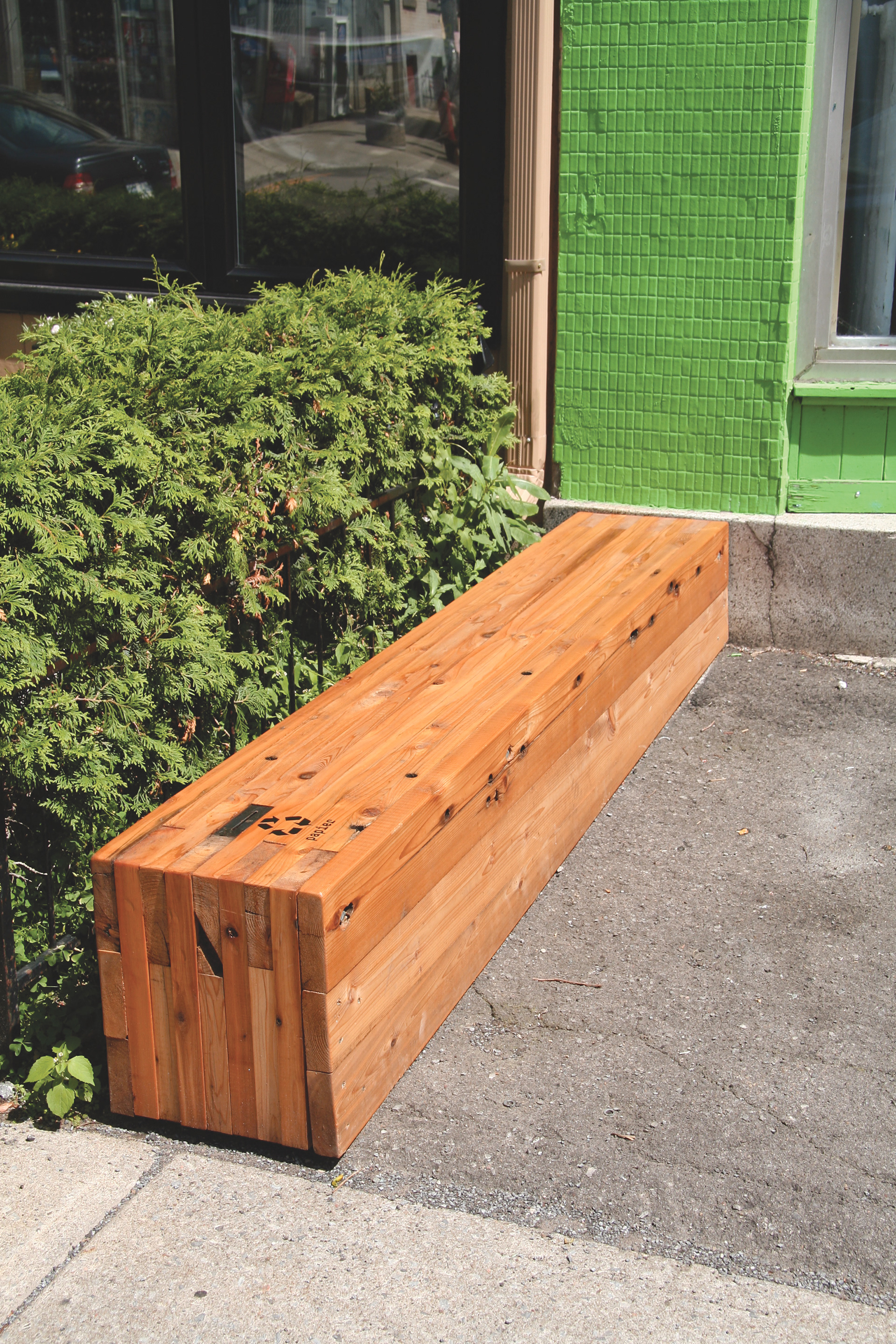 Installation devant la galerie Articule, Mile end, Montréal, Canada 2009 Installation outside of artist-run centre and gallery, articule, Mile-End, Montréal, Canada 2009