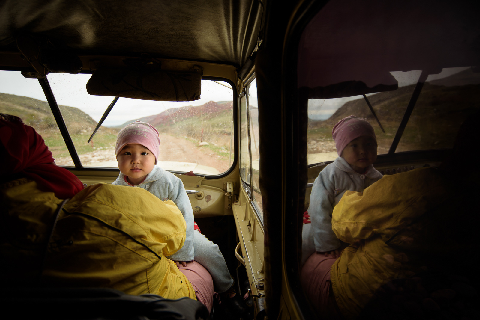 Chong, 10 h 44 – Après cette matinée chargée pour ses parents, Nazik les accompagne en ville. Djanat conduit son 4 x 4 vers Kyzyl Suu pour effectuer quelques achats afin de ravitailler la ferme d’altitude. Le seul moyen de descendre en ville est d’emprunter un mince chemin de randonnée avec ce vieil UAZ, un véhicule de l’armée soviétique des années 1960.