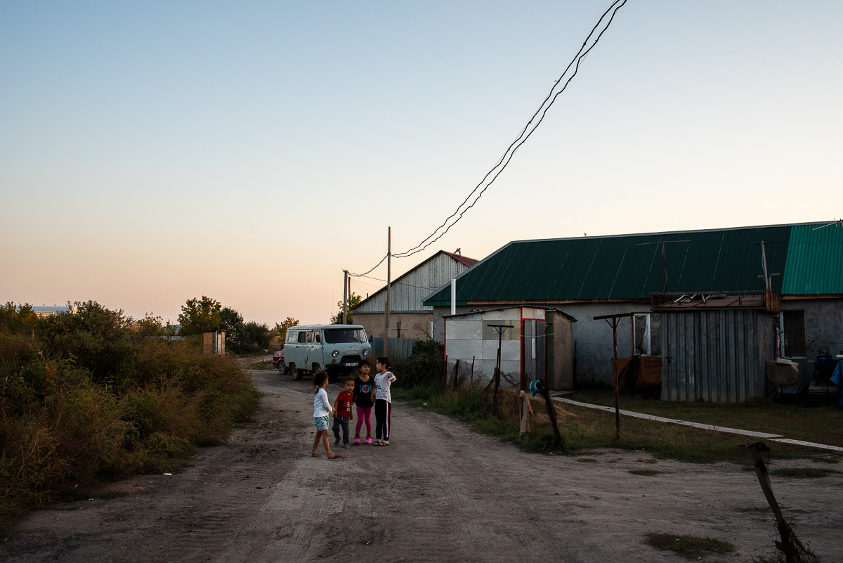 En fin d'après-midi, les enfants sortent jouer avec le bout de la rue comme horizon indépassable.