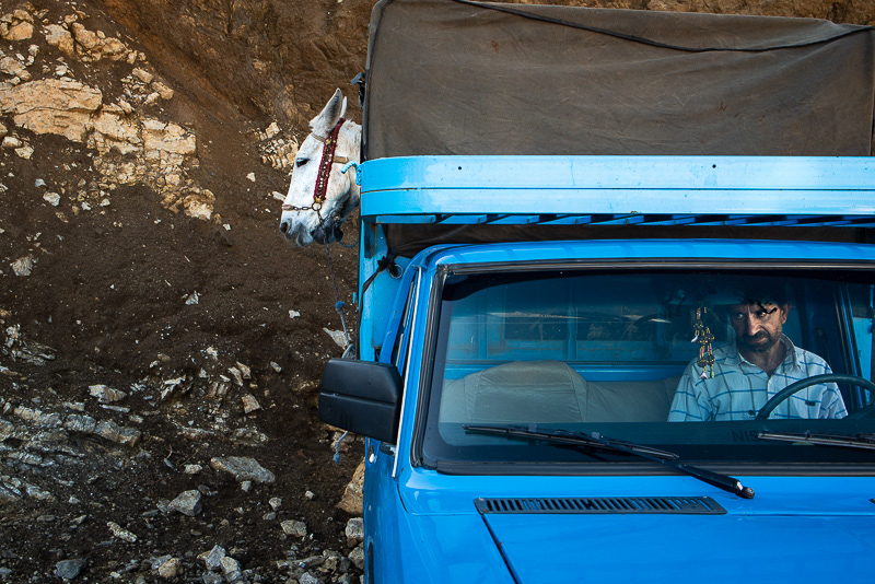 Talan attend fébrilement de récupérer son cheval. Une autre voiture attend la cargaison de Zal, fraichement livrée d'Irak.
