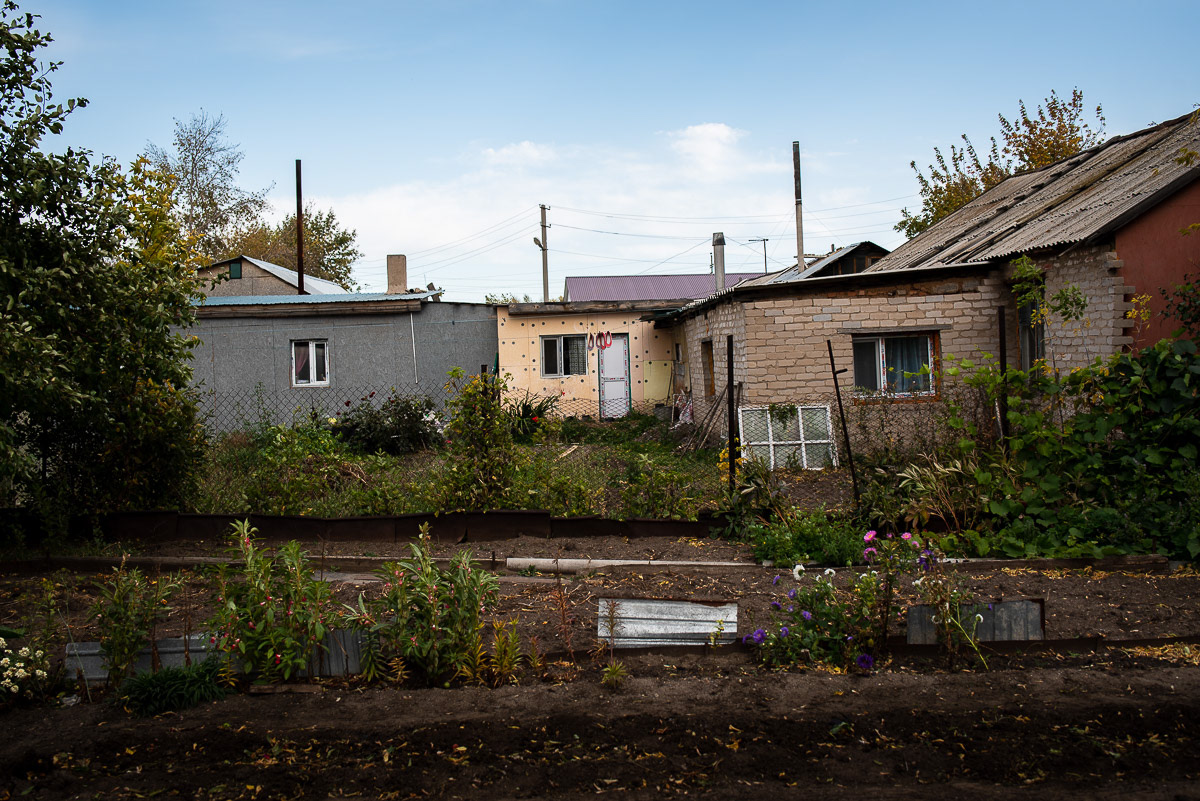 De petits jardins entourent les habitations, tantôt entretenus, tantôt laissés à l’abandon, au bon vouloir des propriétaires.