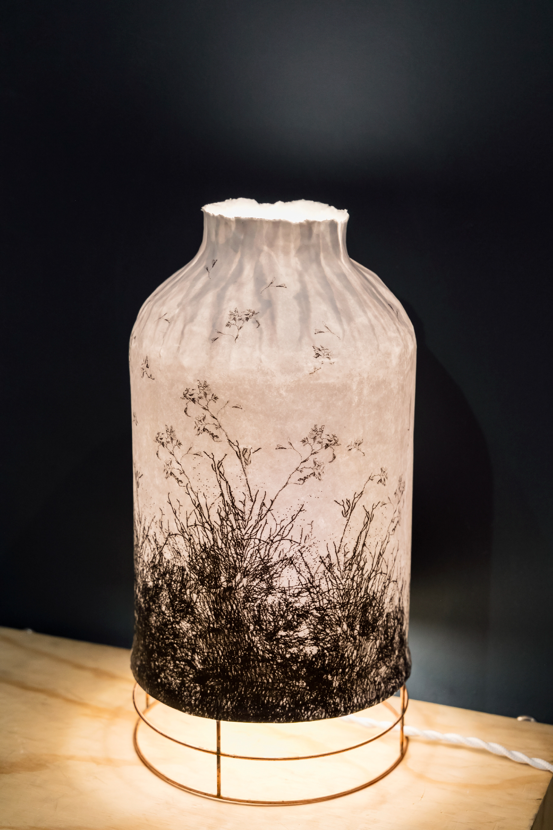Lampe Bouteille en papier - 235€