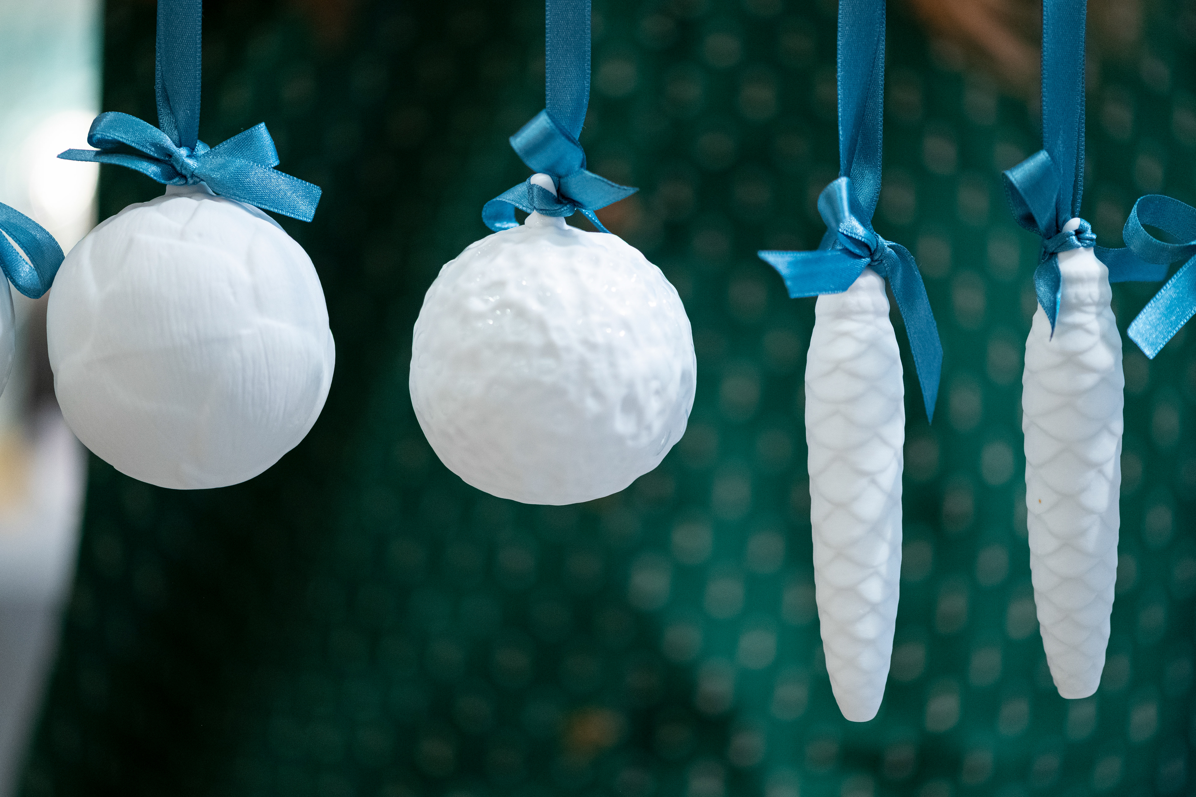 Coffret 3 boules de Noël / pommes de pin - porcelaine - 76€ et 54€