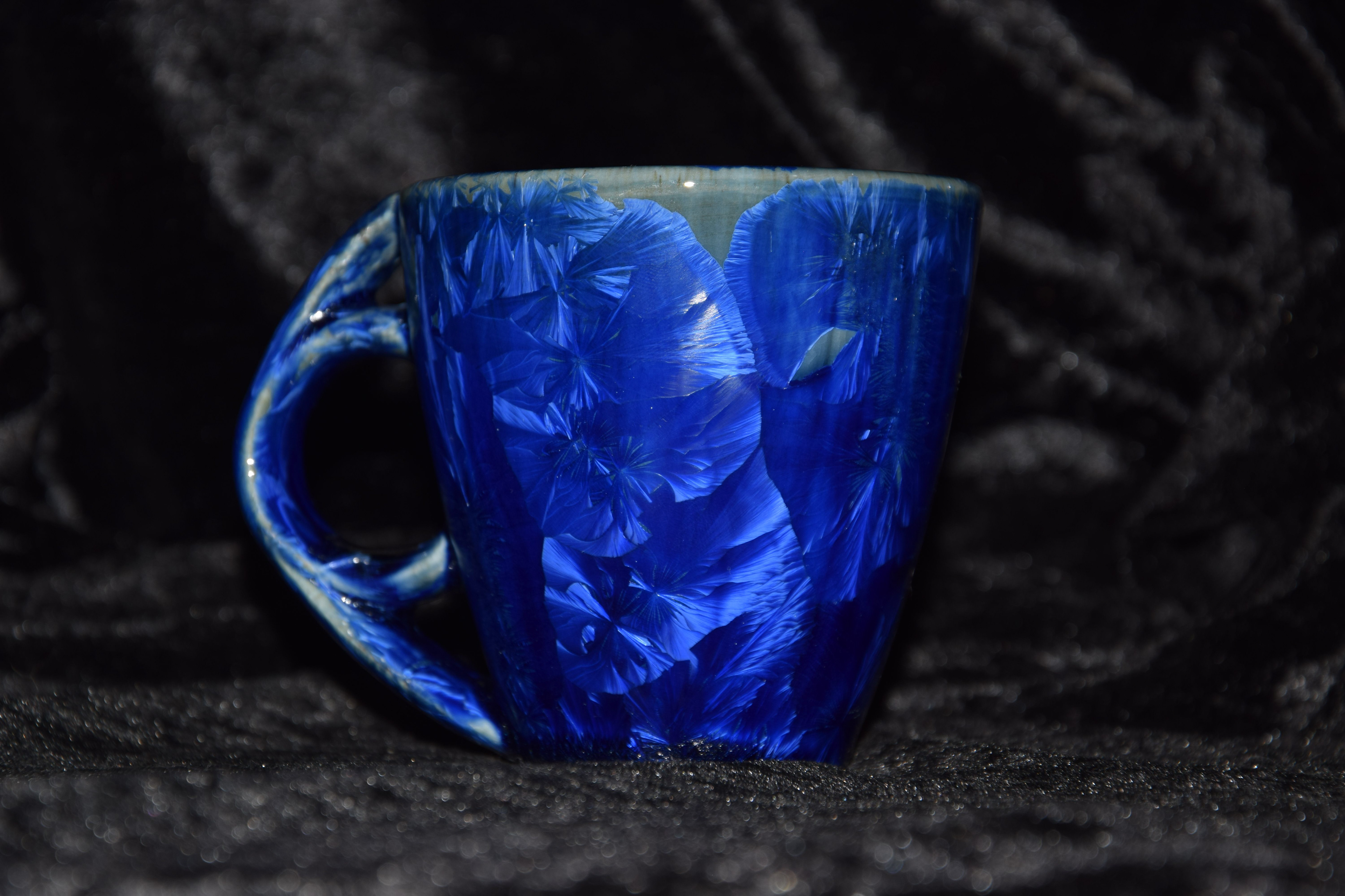 Tasse bleue en porcelaine cristallisée - 35€
