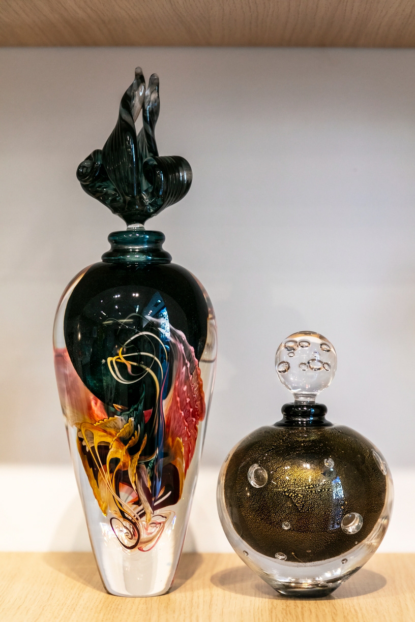 Flacon orchidé en verre 270€ - Flacon perles de lune en verre 135€