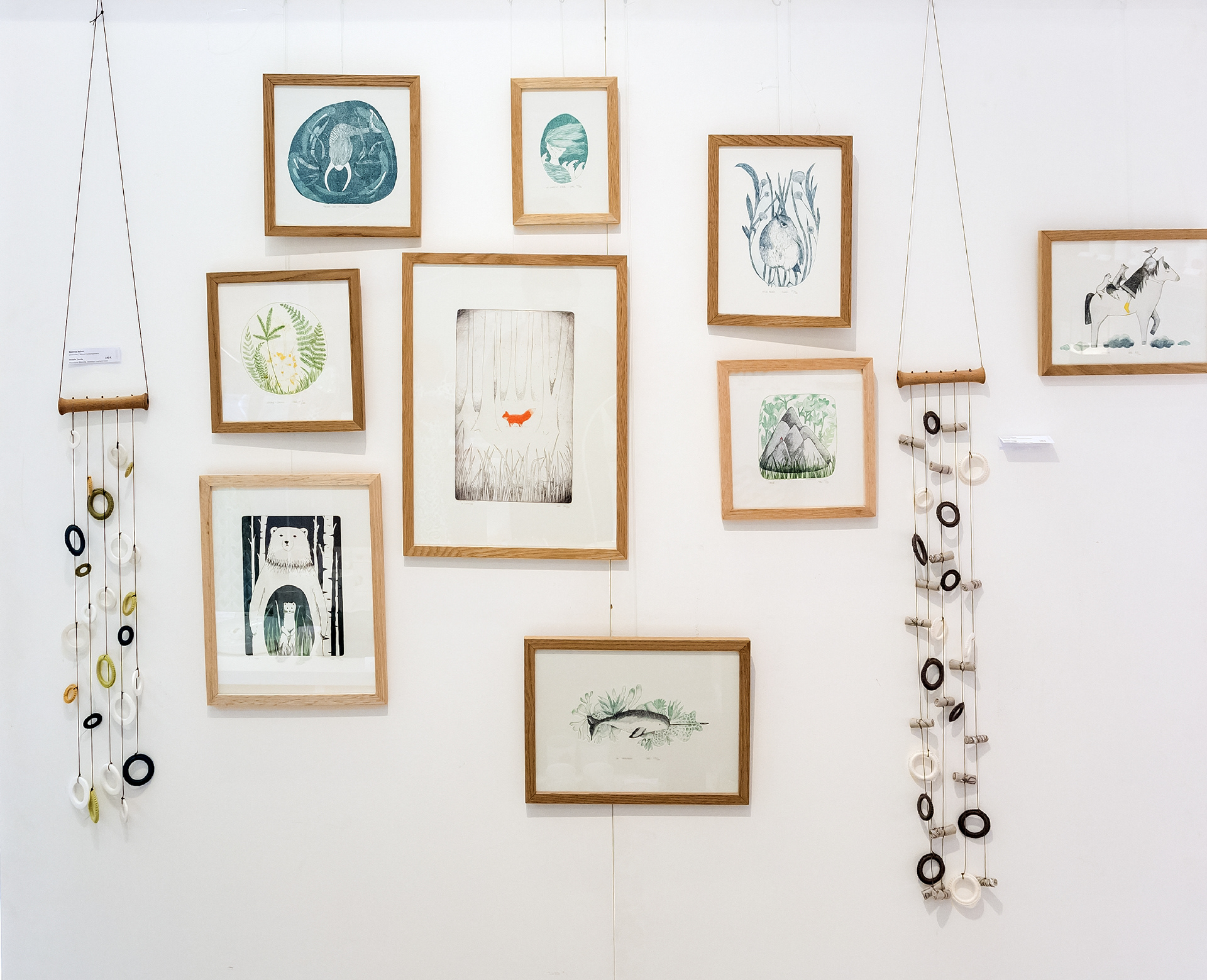Estampes à partir de 45€ - Suspensions en céramique, textile, bois 140€