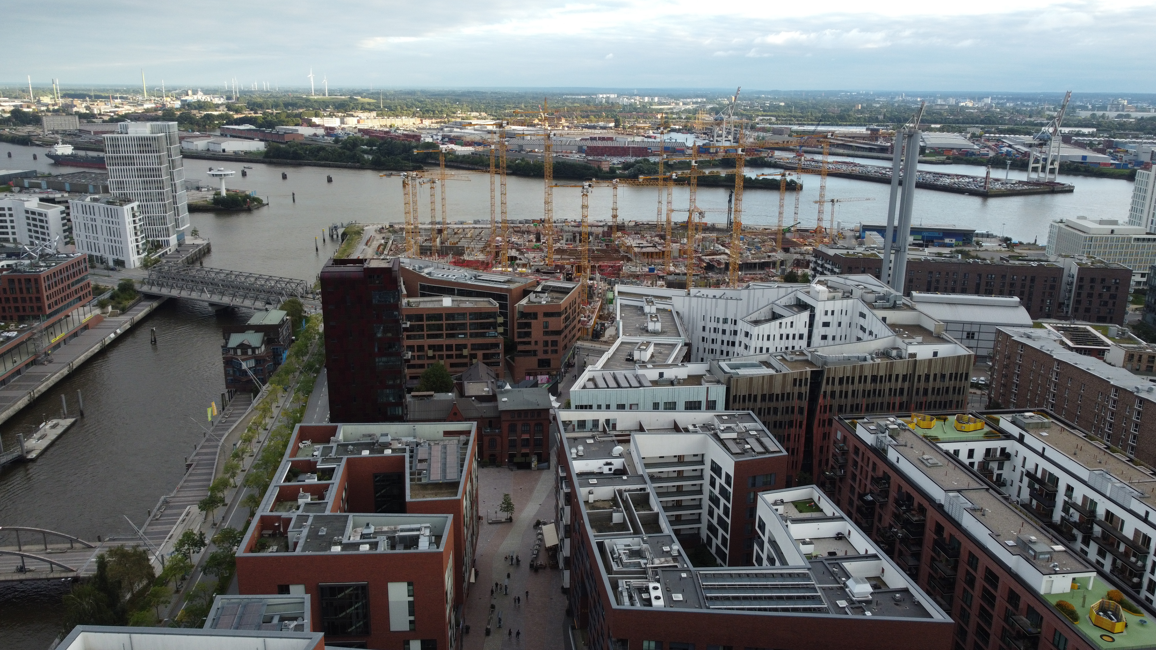 Überseeboulevard mit Neubaugebiet