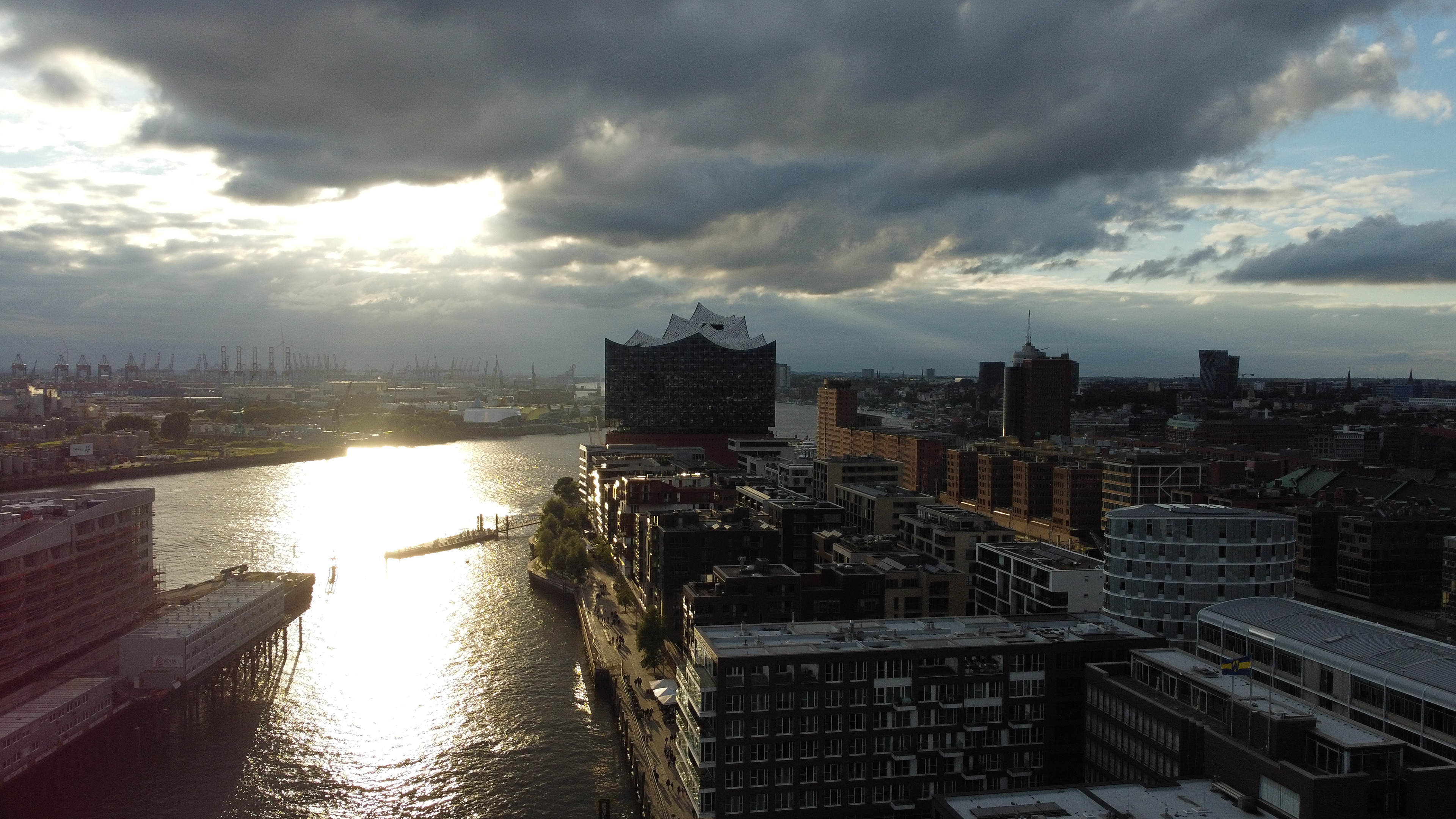Elbphilharmonie mit Spiegelung 