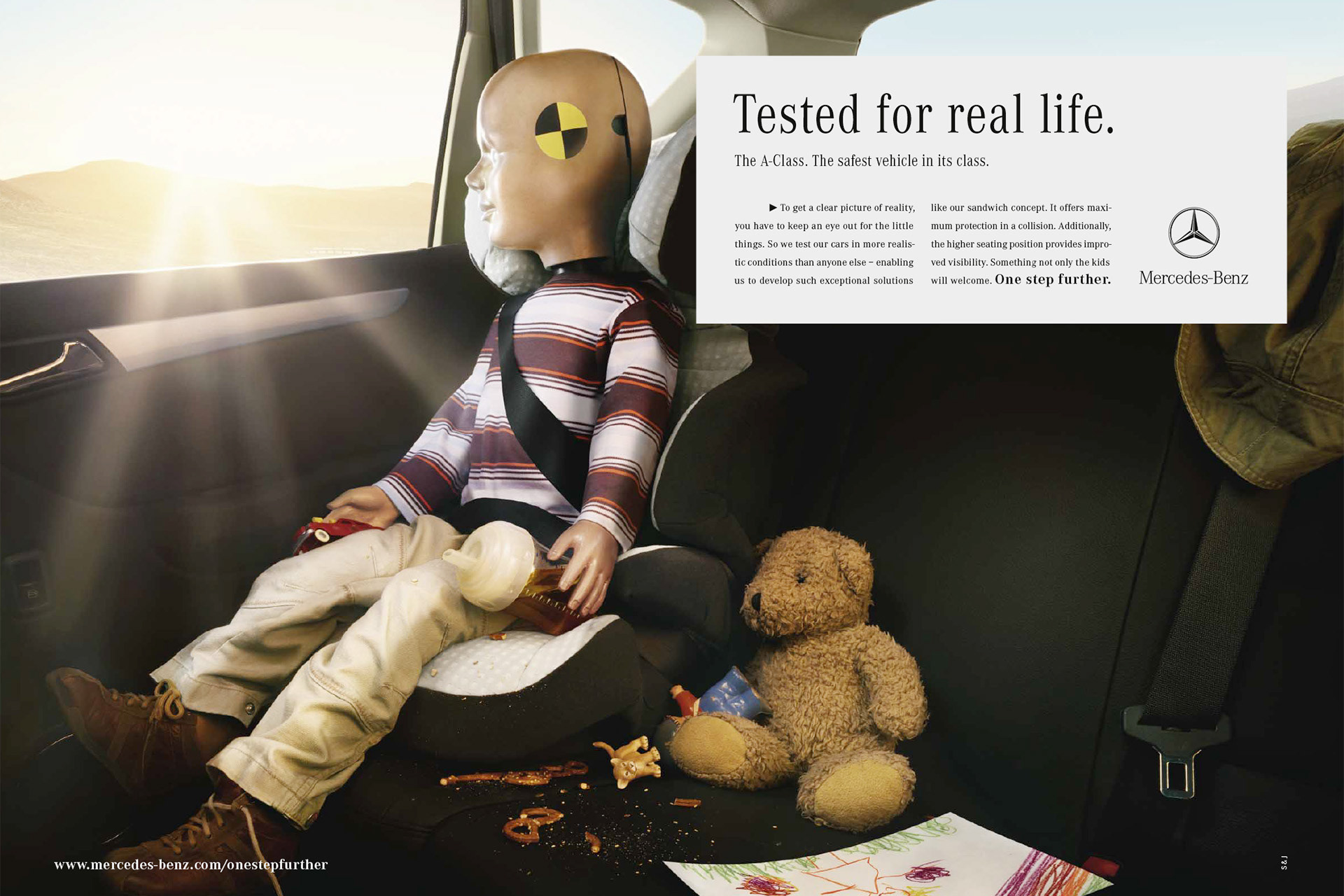 Anzeige fuer die Mercedes Benz A-Klasse. Im Kindersitz einer A-Klasse sitzt ein Kleinkind-Dummy. Komplett mit Teddy, Auto, Trinkflasche und vollgebroeselter Sitzbank. Headline: "Tested for real life.".