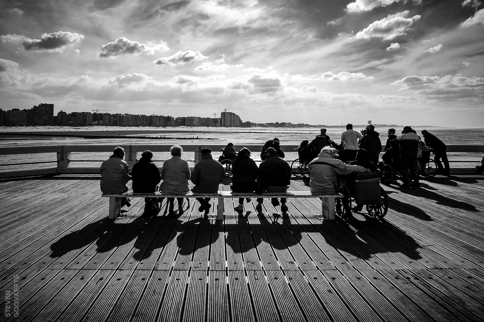 Pieren en staketsels zijn leuk. Je kan er op wandelen of op een bankje zitten alsof je boven de zee zweeft. Als het hard waait, voel je de zee bonken op het houtwerk. Ze zijn ook ideaal om zonsondergangen te bewonderen. De moderne Atlantik Wall moet je erbij nemen.