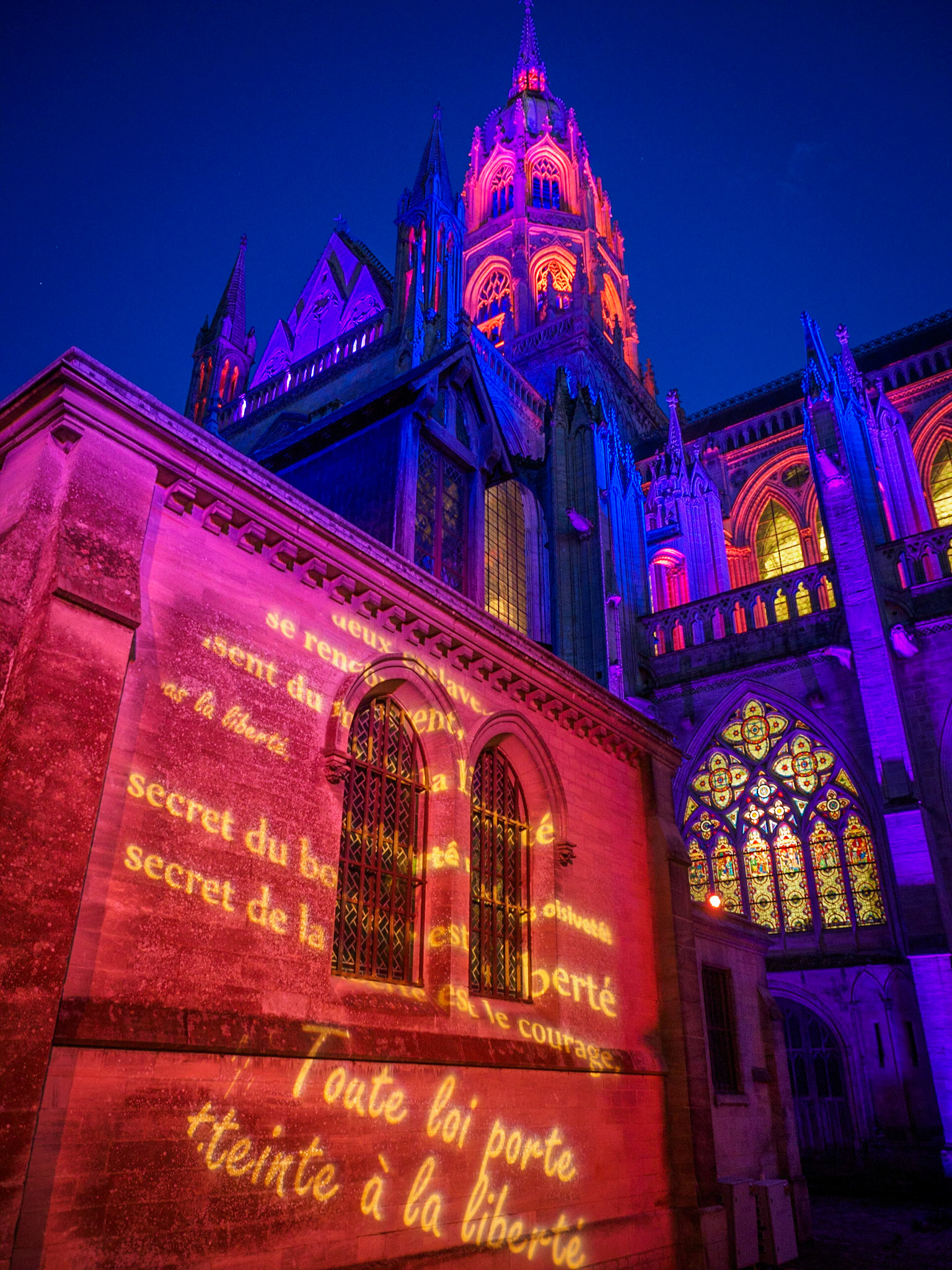 Abendbeleuchtung der Kathedrale von Bayeux