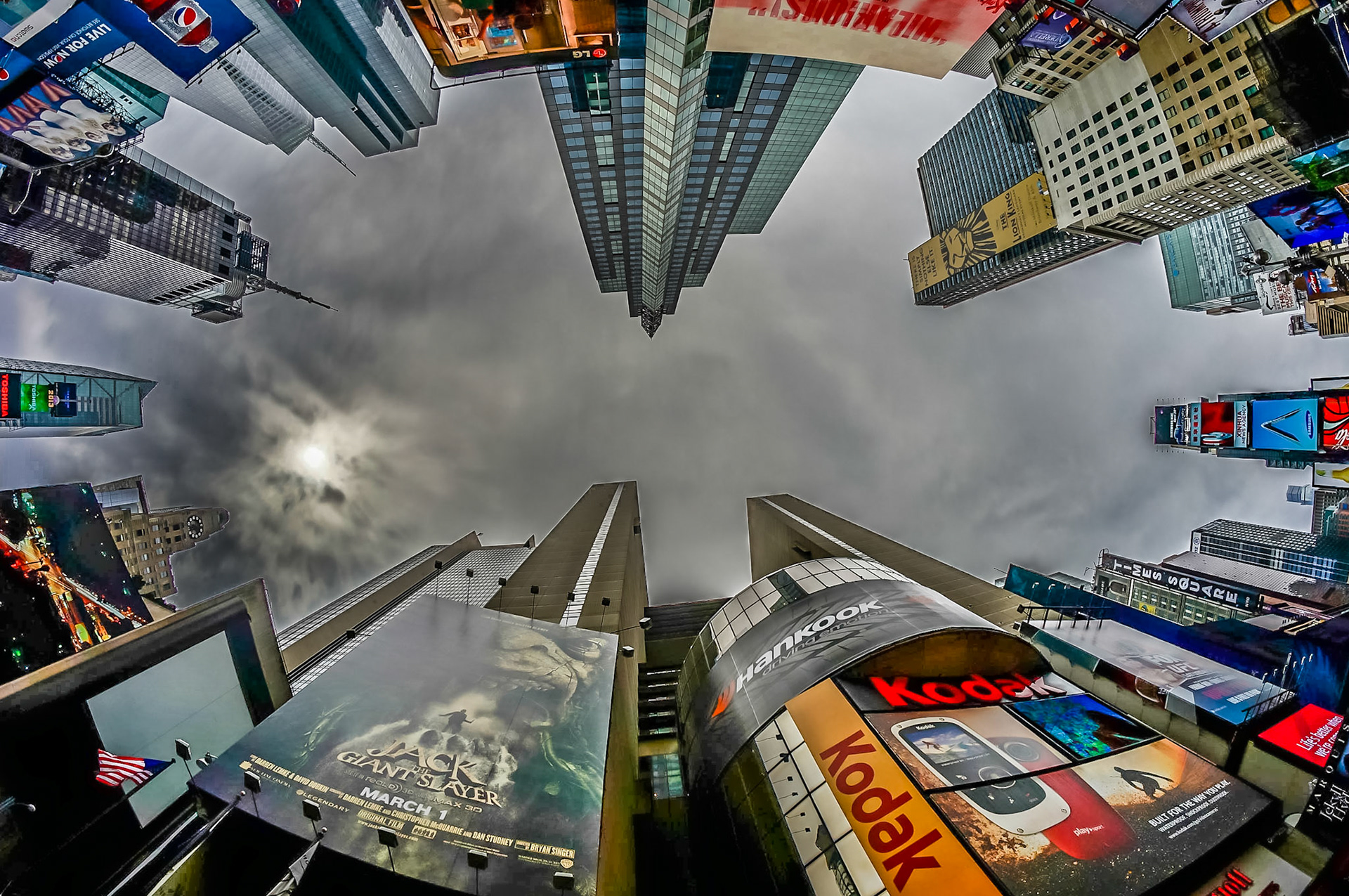 New York, Blick nach oben zwischen den Wolkenkratzern