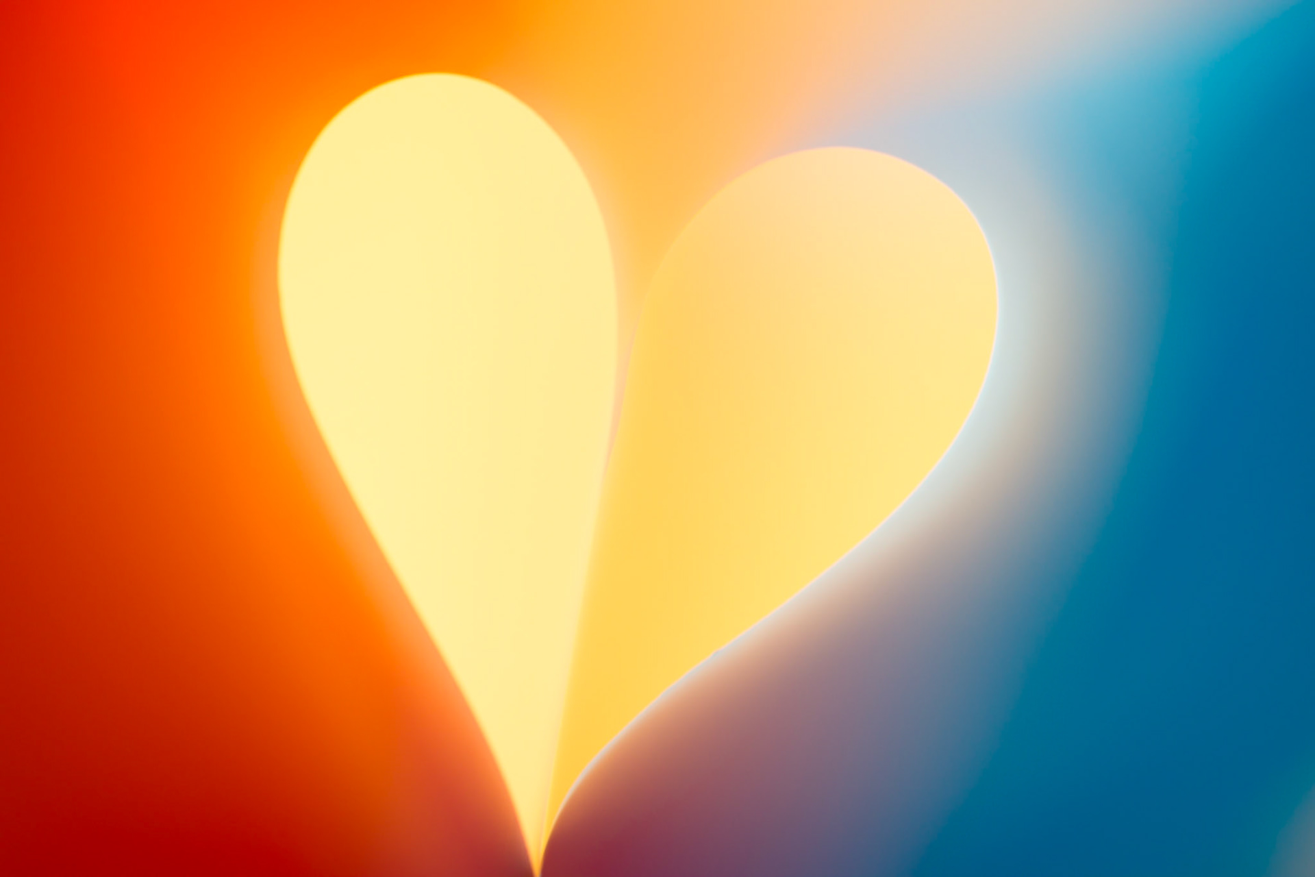 Herz - dies sind gefaltete, bunte Papierblätter