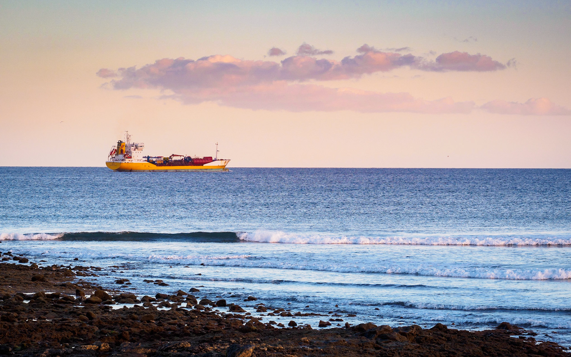 Ein Schiff verlässt Lanzarote im Abendlicht