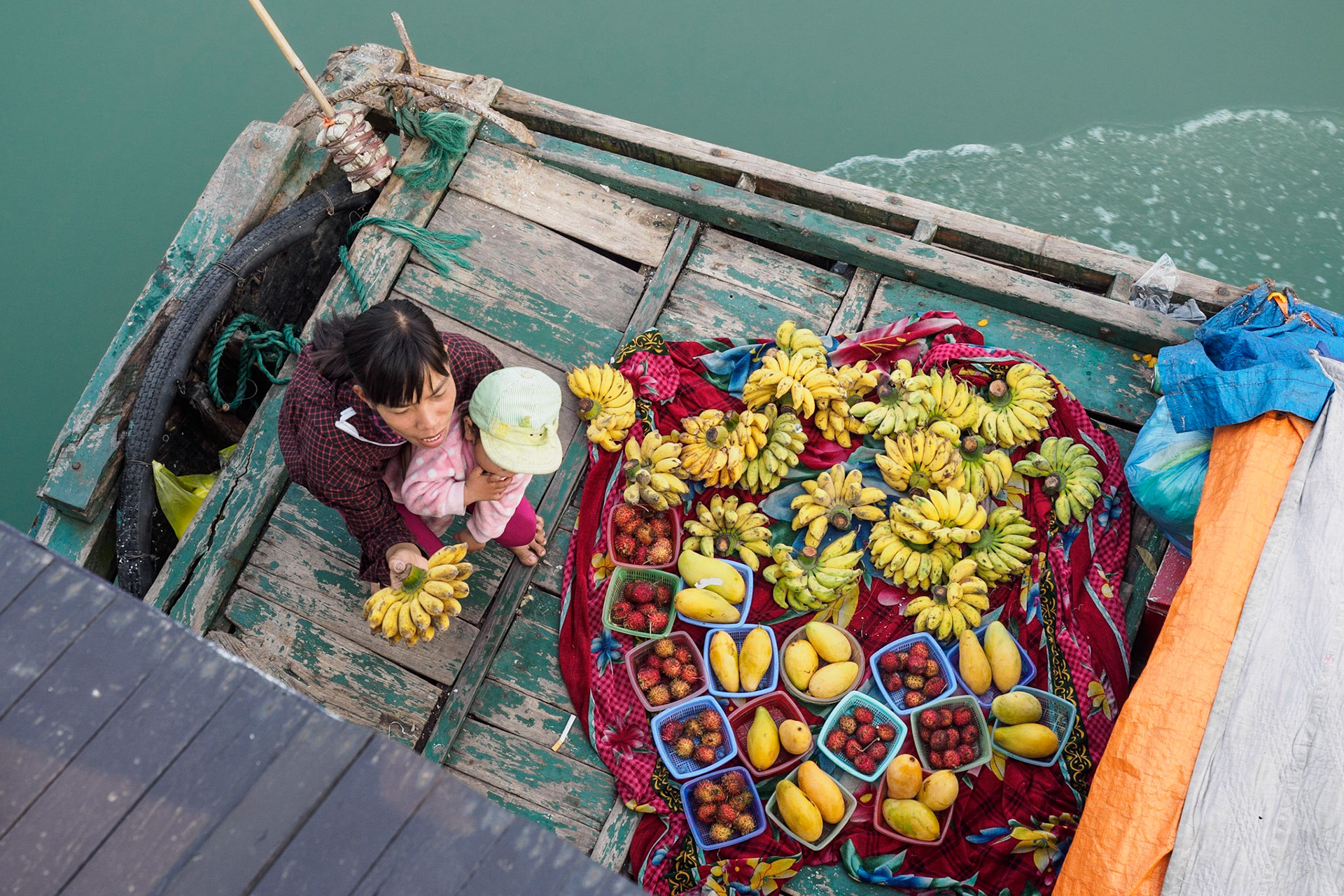 Schwimmender Obstladen in der Halong Bay, Vietnam