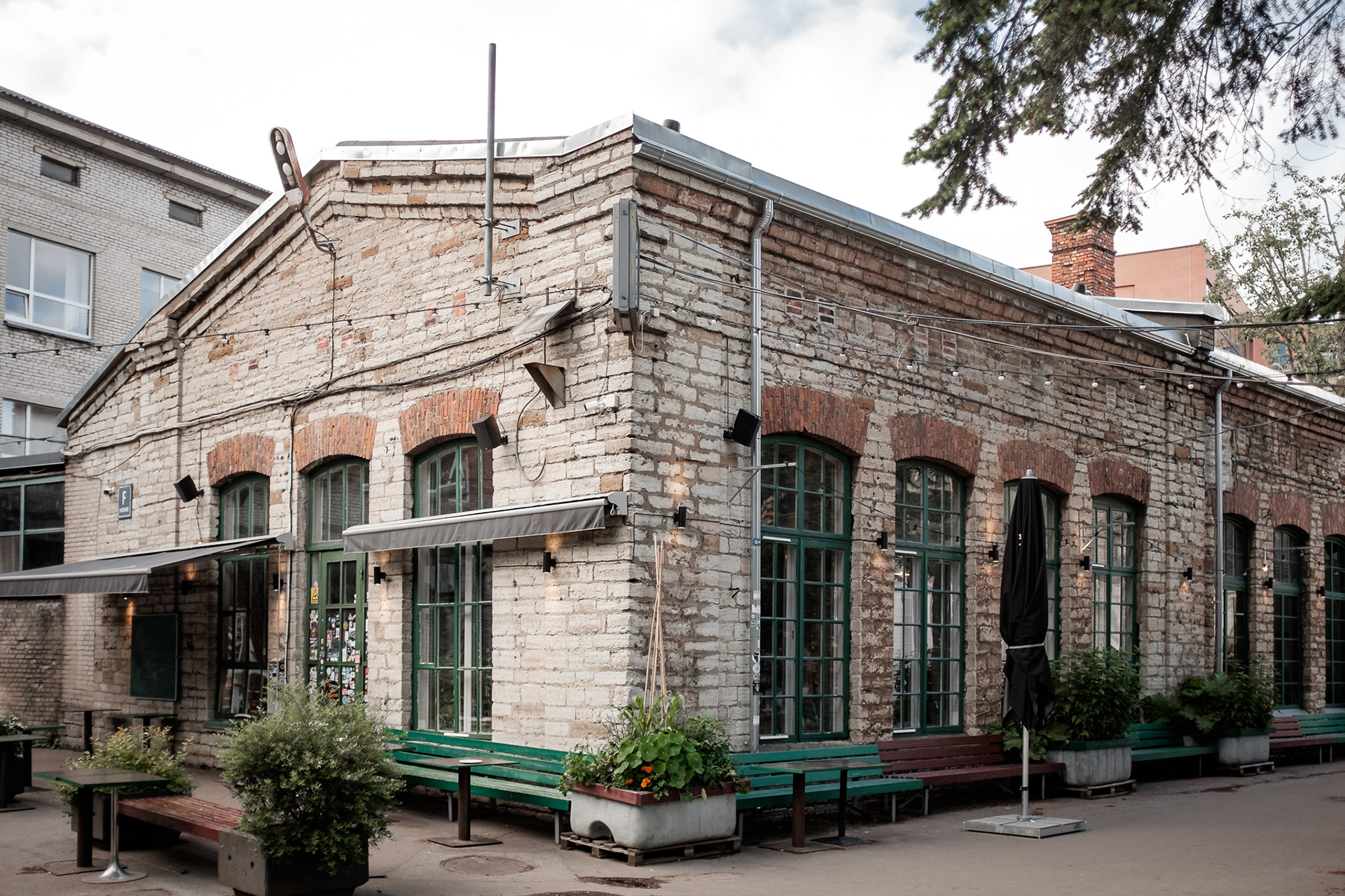 Telliskivi - Jídlo, pití, design shopy, grafický a architektonický studia, atd. v bývalé továrně. Supr místo!