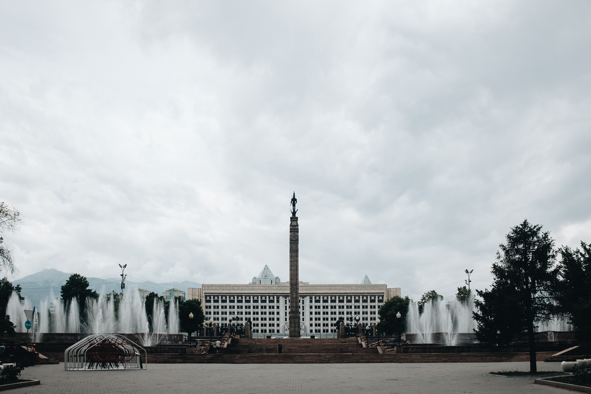 Тәуелсіздік монументі - monument Nezávislosti, kamenný sloup s replikou Zlatého muže na okřídleném sněžném levhartovi na vrcholku, dole je kniha s otiskem ruky prezidenta Nazarbajeva, kolem sloupu sochy členů kazašské rodiny, vzadu zeď s výjevy z dějin Kazachstánu; vedle je památník Úsvit svobody na počest všech padlých a raněných na náměstí Republiky 17.12.1986 během protestů kazašské mládeže - 1. nepokojů ve střední Asii za Gorbačova, při střetu s policií bylo zabito až 250 demonstrantů (bouřili se proti odvolání 1. tajemníka ÚV KSK a jmenování neznámého Rusa)