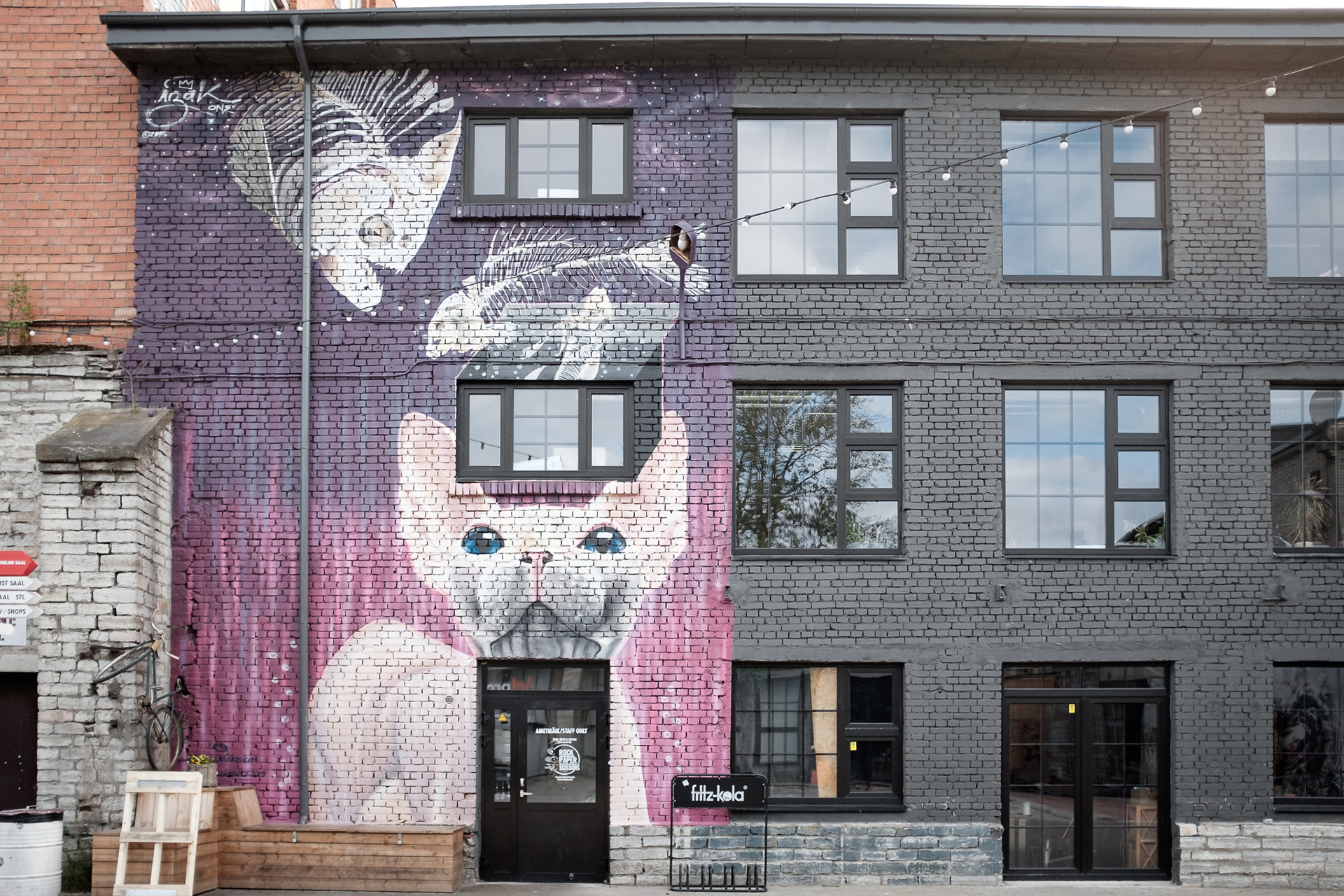 Telliskivi - Jídlo, pití, design shopy, grafický a architektonický studia, atd. v bývalé továrně. Supr místo!