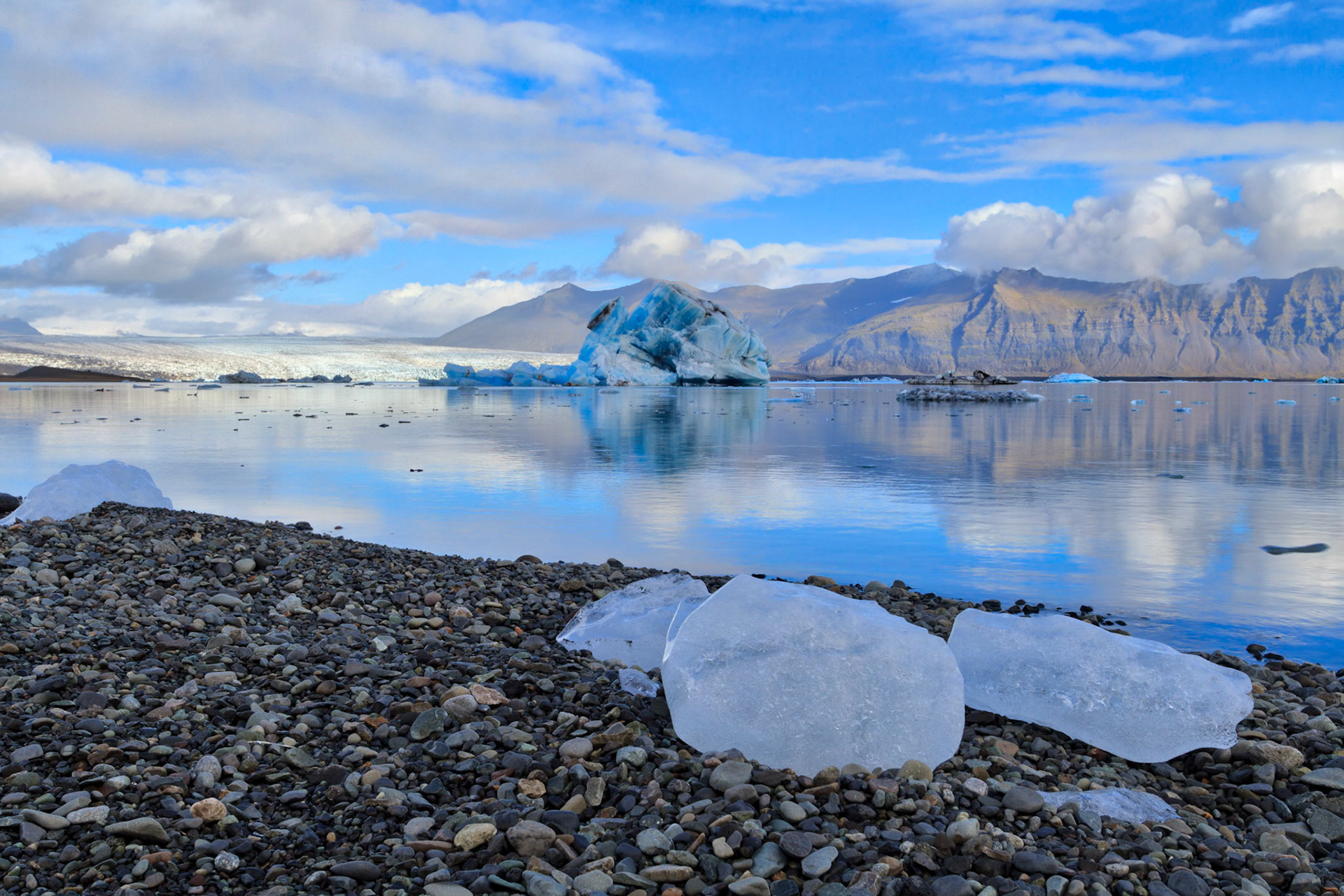 Jökulsárlón bay and the  Breiðamerkurjökull Glacier