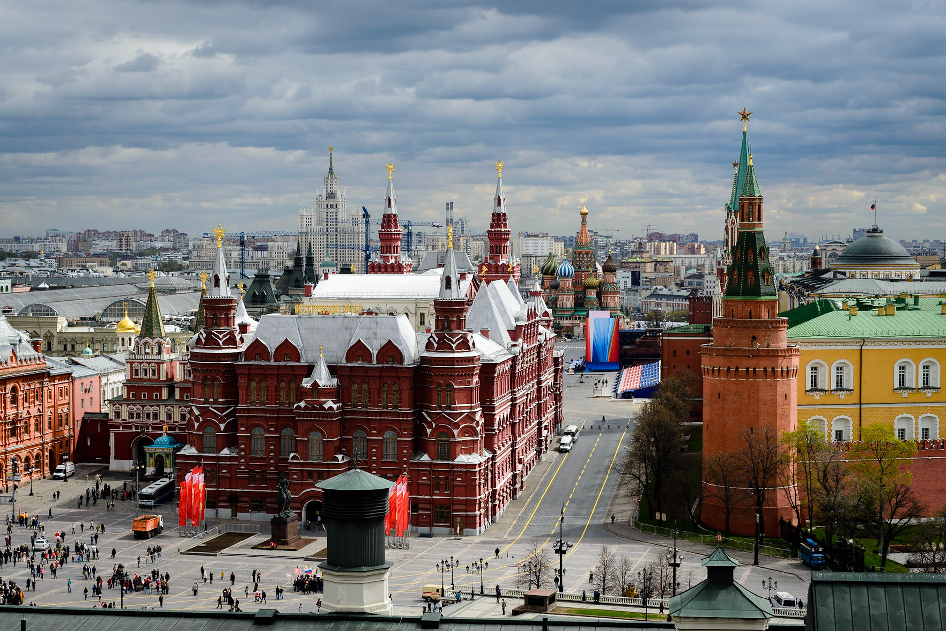 The Red Square was at the top of my list in Moscow, but when I arrived it was completely closed off for the victory parade training. So a change of perspective was needed, go high when you can't go close :-)