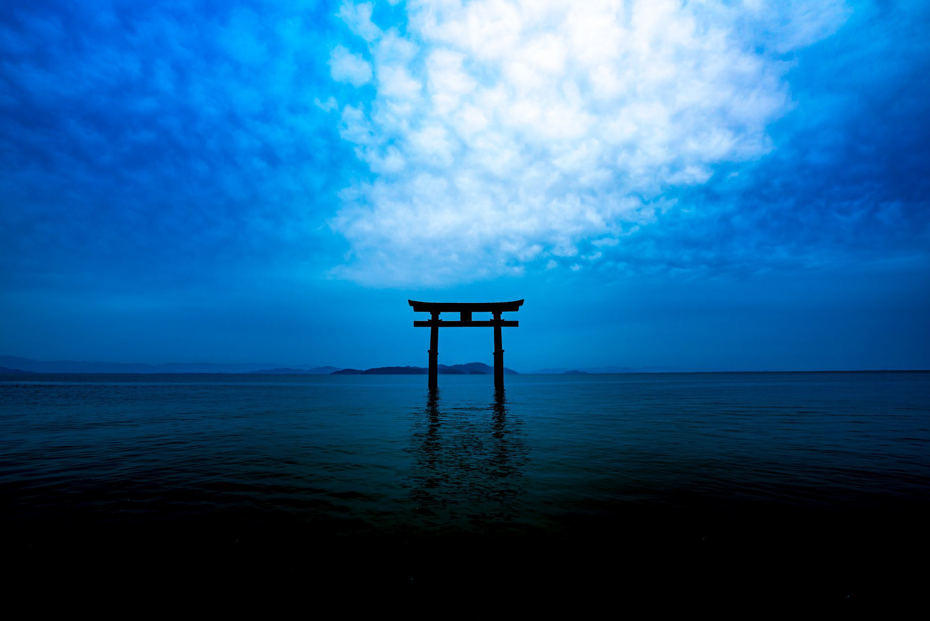 湖に浮かぶ鳥居／滋賀県高島市