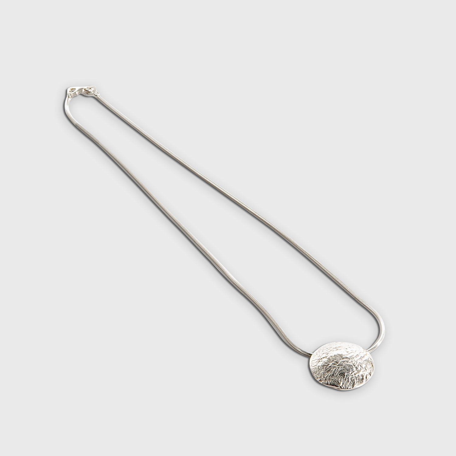 Collier pendentif rond Curve en argent - 95€ Ref. KL-COLC