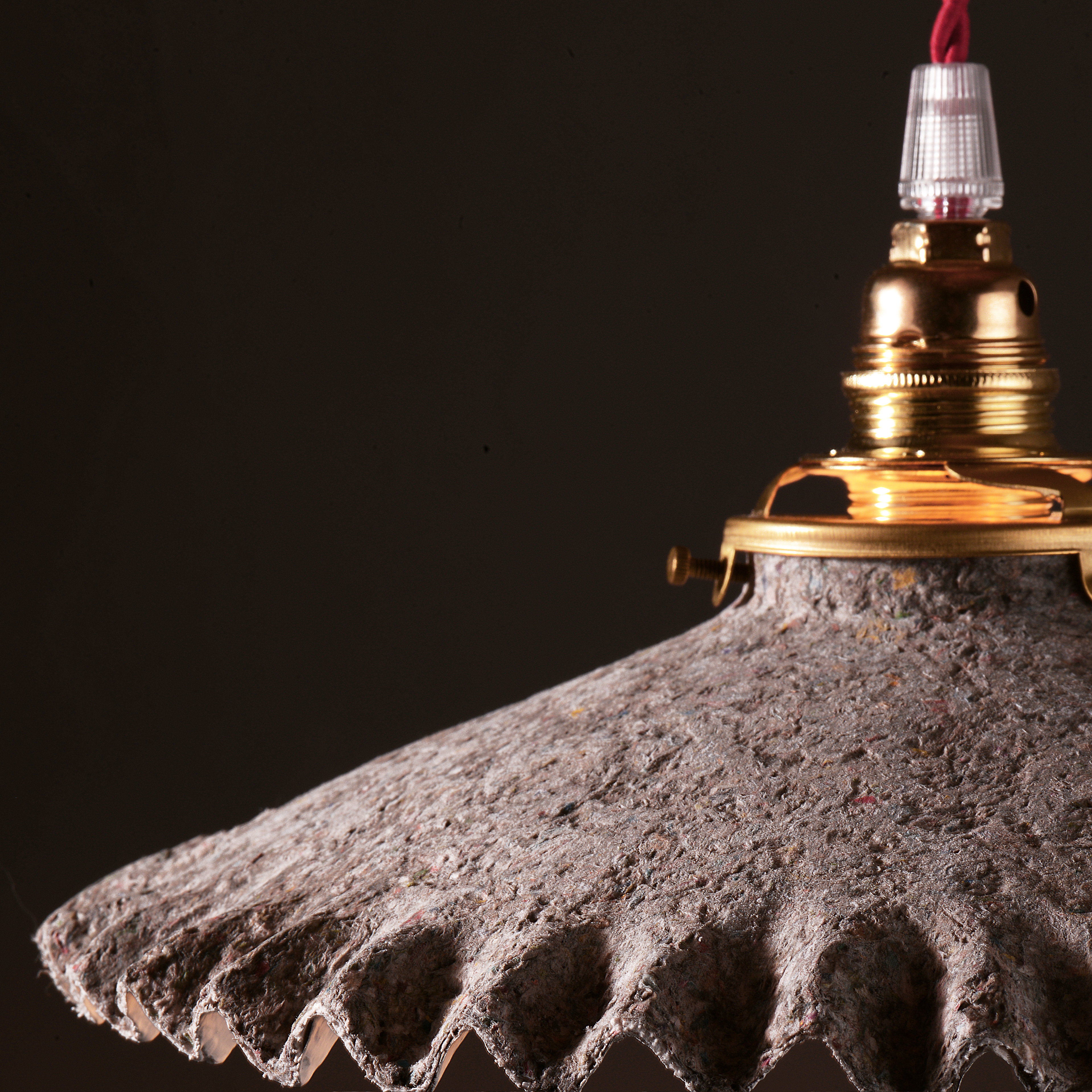 Suspension Pauline en papier mâché, rosace en ceramique - Diamètre 26cm / 198€