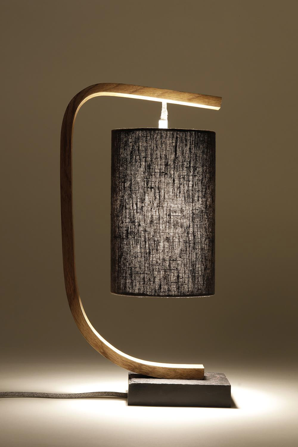 Lampe à poser en chêne & ardoise, abat jour en lin, L29cm x P14cm x H49cm - 530€