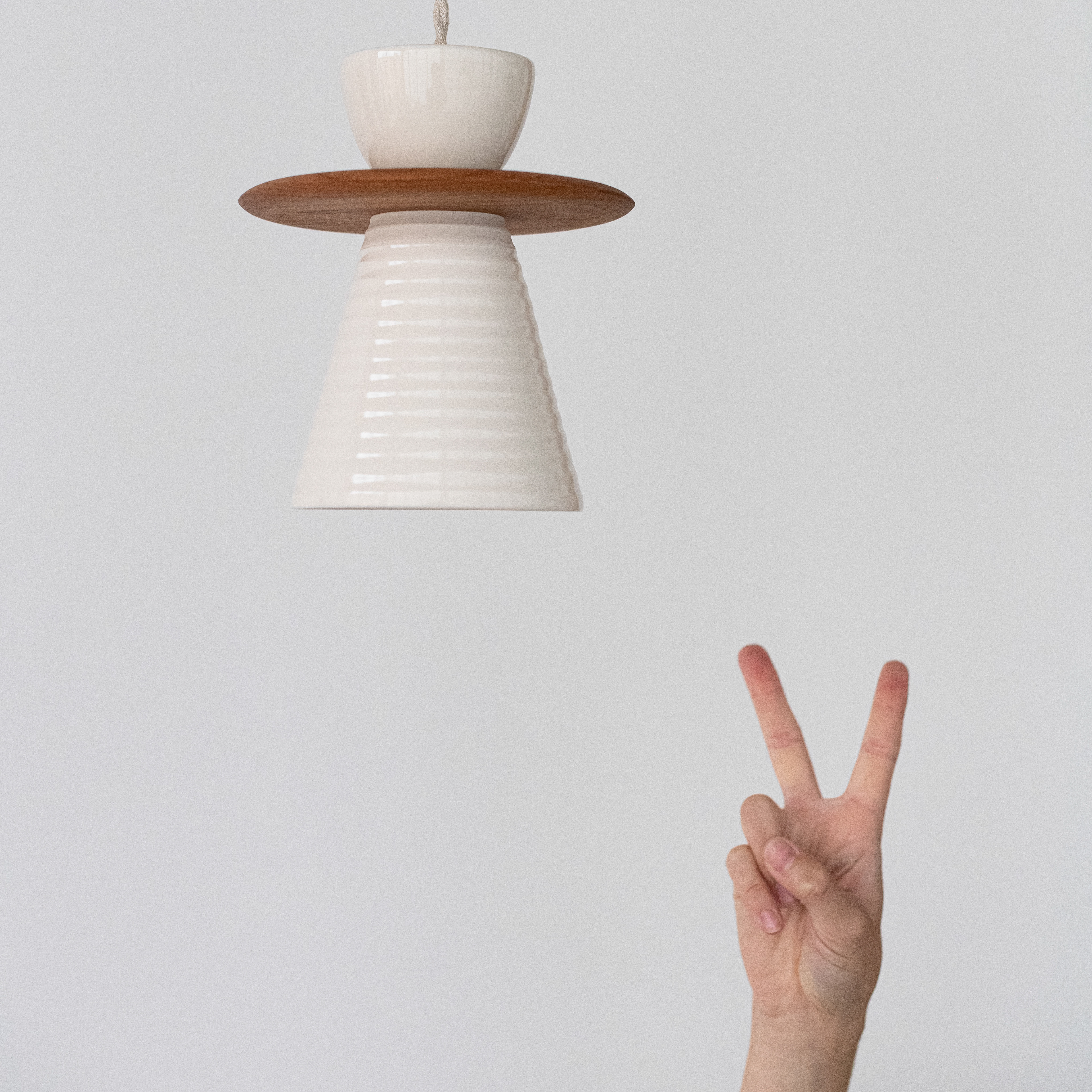 Baladeuse Porcelaine & merisier - 175€