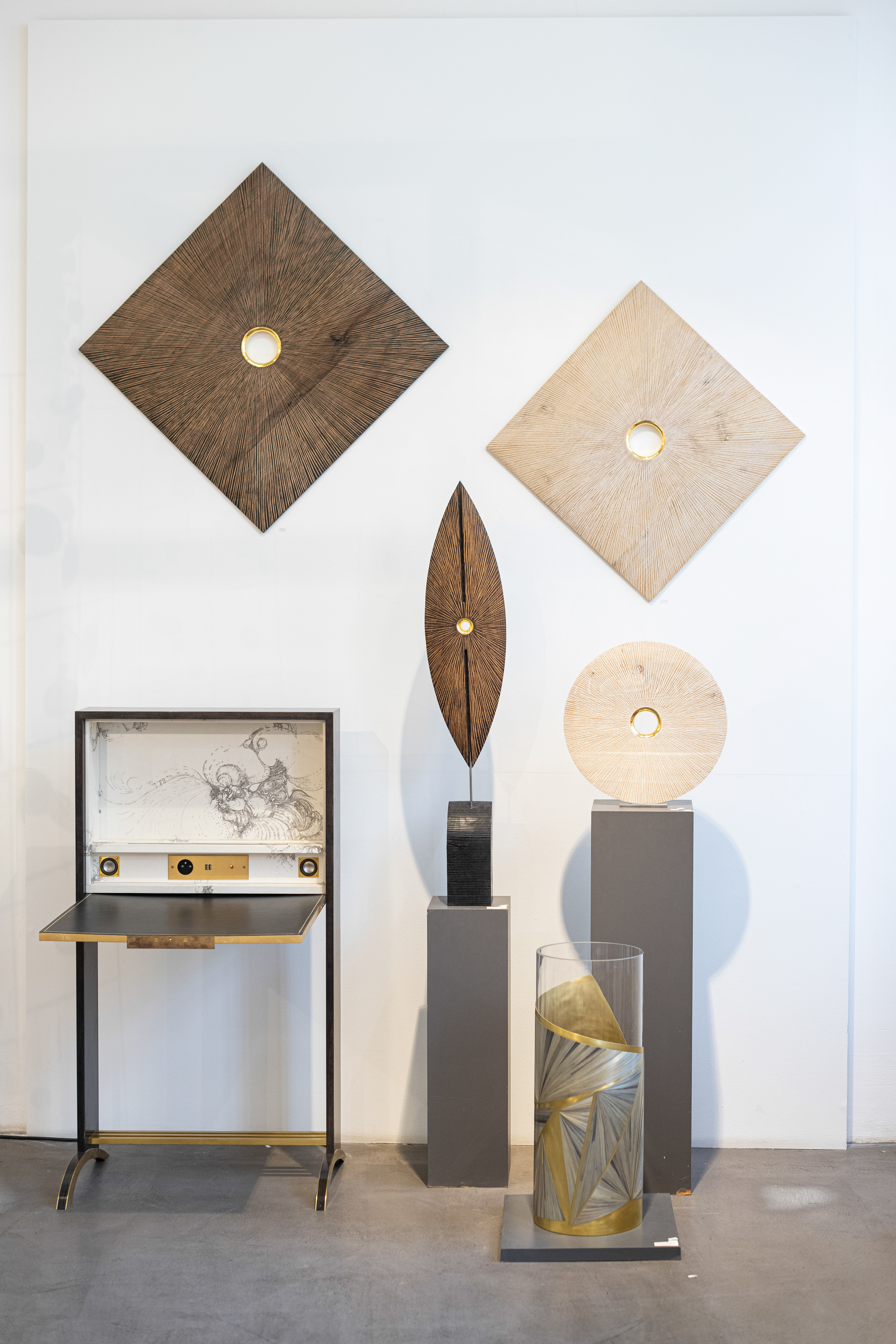 Sculpture 'Golden Arrow' - Chêne teinté par oxydation, dorure à la détrempe, or 22 carats - 1 800€ / Sculpture murale 'Supernova' - Chêne, teintée par oxydation, blanchie par cire à céruser. Dorure à la détrempe. Or 22 carats. Noir & or 70 x 70cm - 2 400€ / Blanc & or 60 x 60cm - 2 000€