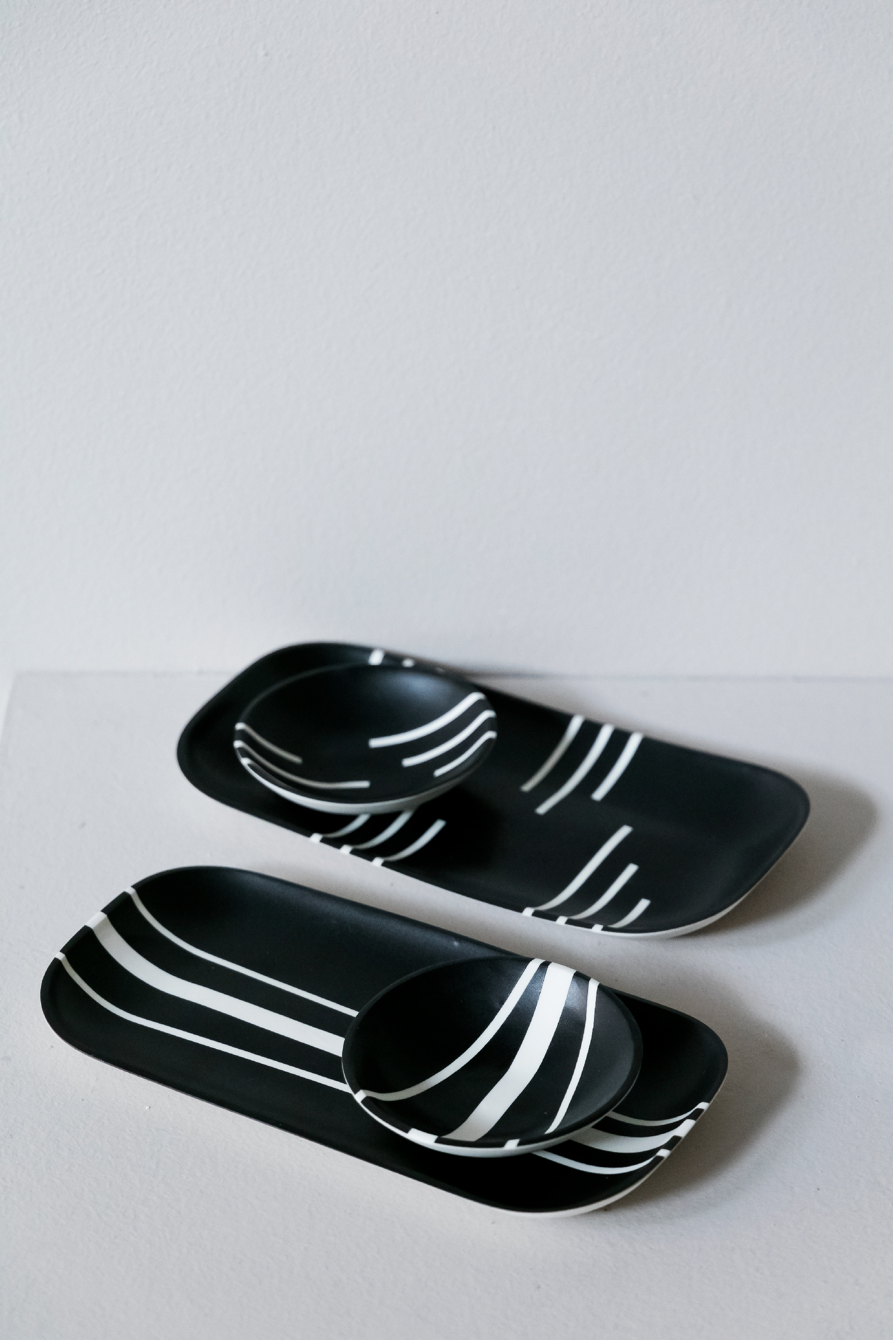 Assiette rectangulaire, angles arrondis en porcelaine motifs graphiques noir & blanc 20€