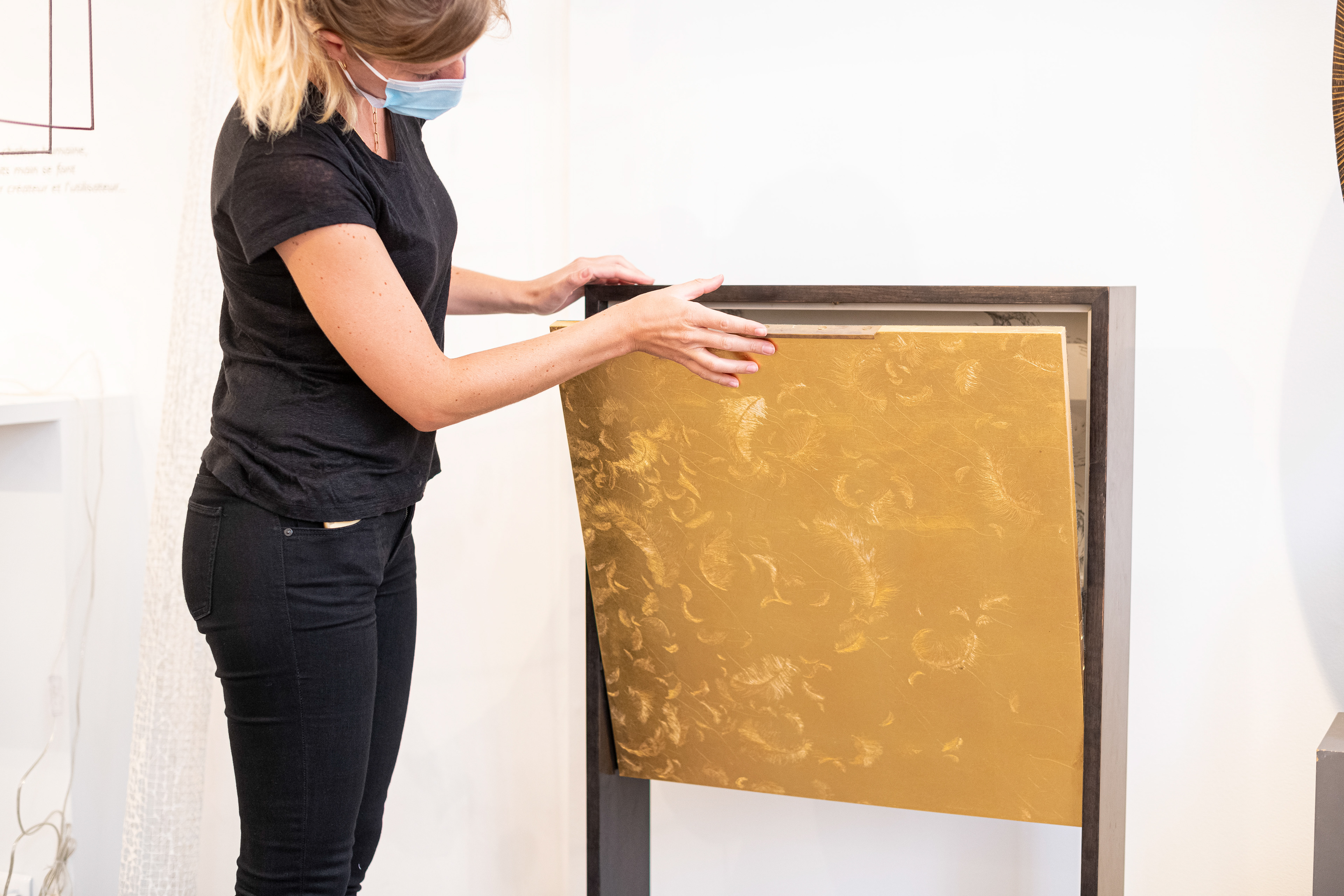 Secretaire - Décors de l’abatant : Gravure sur feuille d’or -14 400€