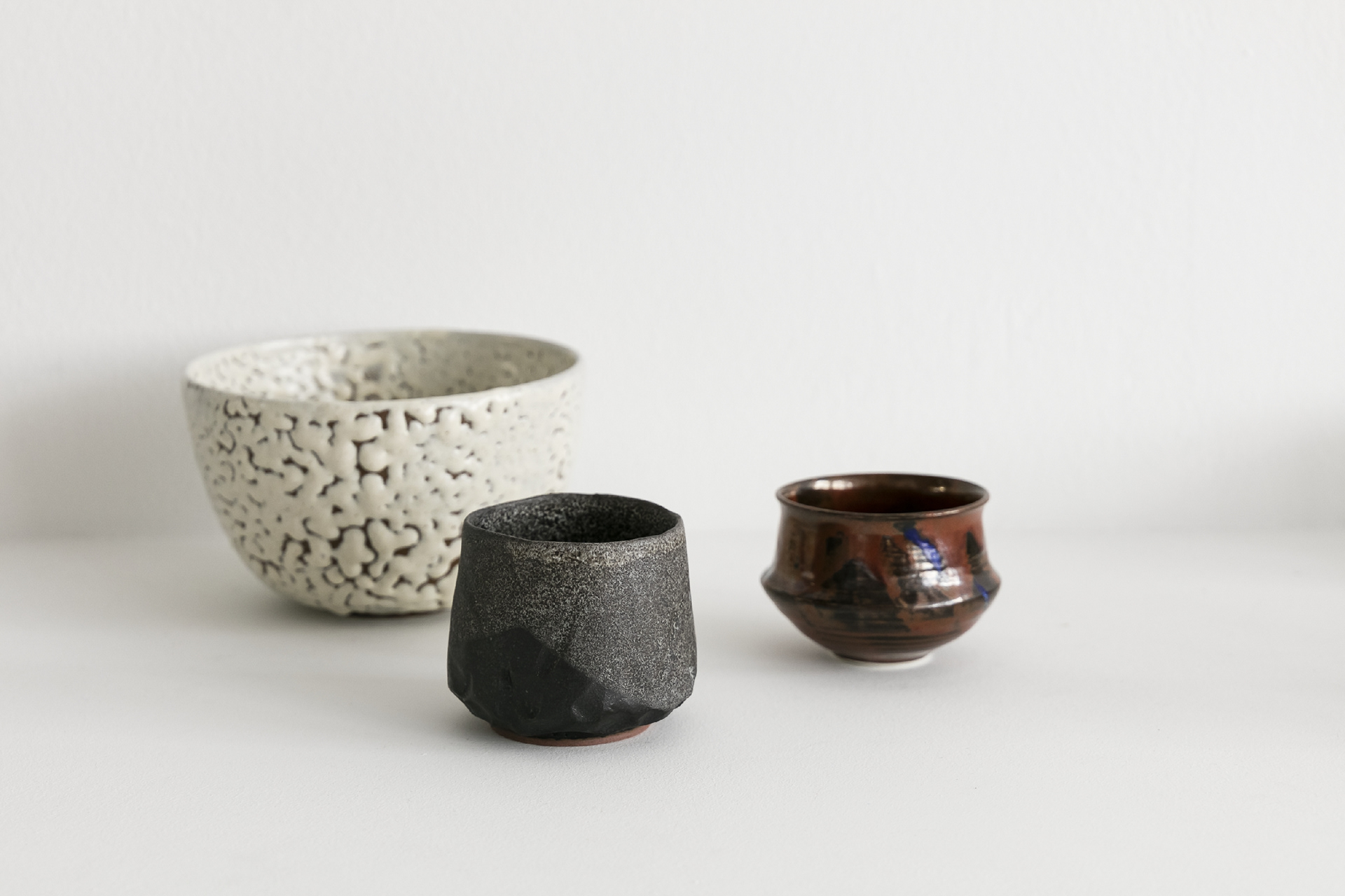 Grand bol blanc - 70€ / Bol 'Neige', grès de Treigny modelé - 75€ / Bol mini 'matcha' - 35€ /