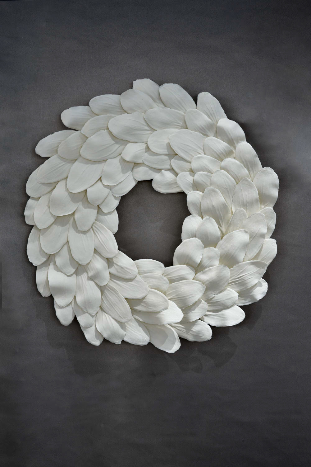 Mezza Luce LORIANA, sculpture murale lumineuse en porcelaine blanche, diamètre 50 cm - 2 200€