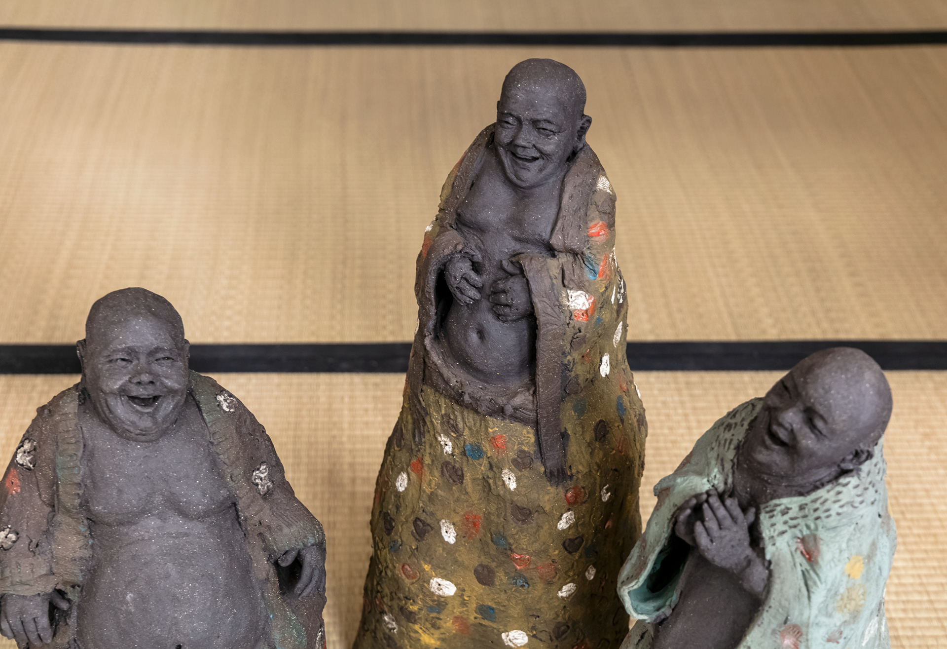 Sculptures en terre engobes, série ' La joie plein le ventre' - De gauche à droite : 1/ Sculpture FUTOTEIRU 24x46x31cm - 1 350€ 2/ Sculpture SUMOPI 27x57x19 cm 1 350€ 3/ Sculpture GAÏZO 22x48x22 cm 1 350€