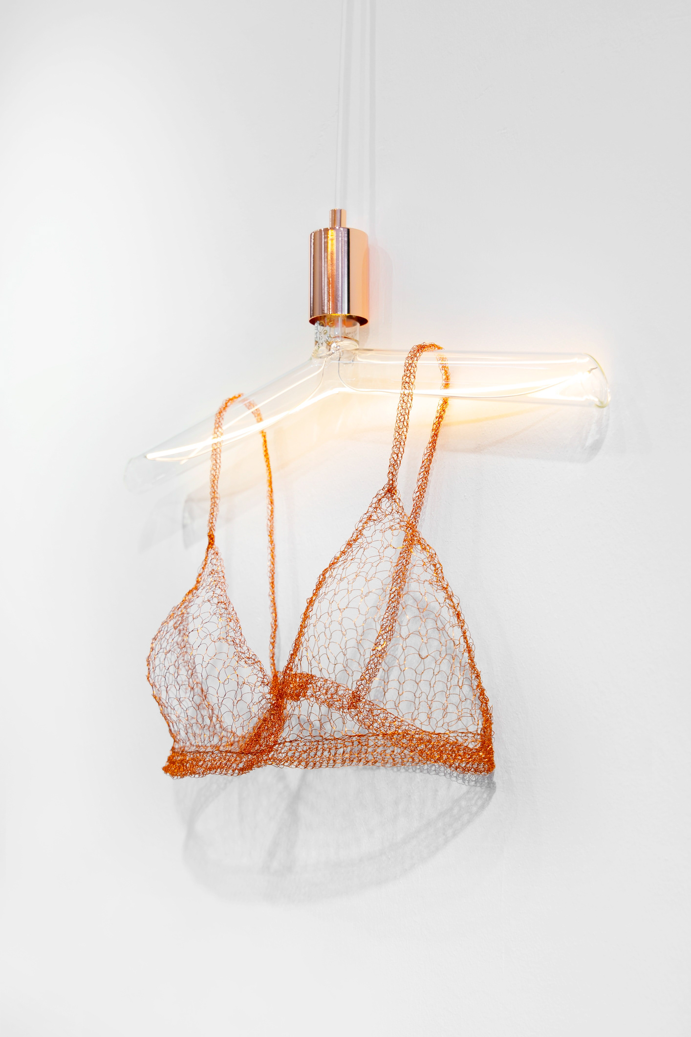 Suspension lumineuse collection LOVERS "Coté Madame" en fil de cuivre tricoté à la main et suspendue à une ampoule à Led 725€