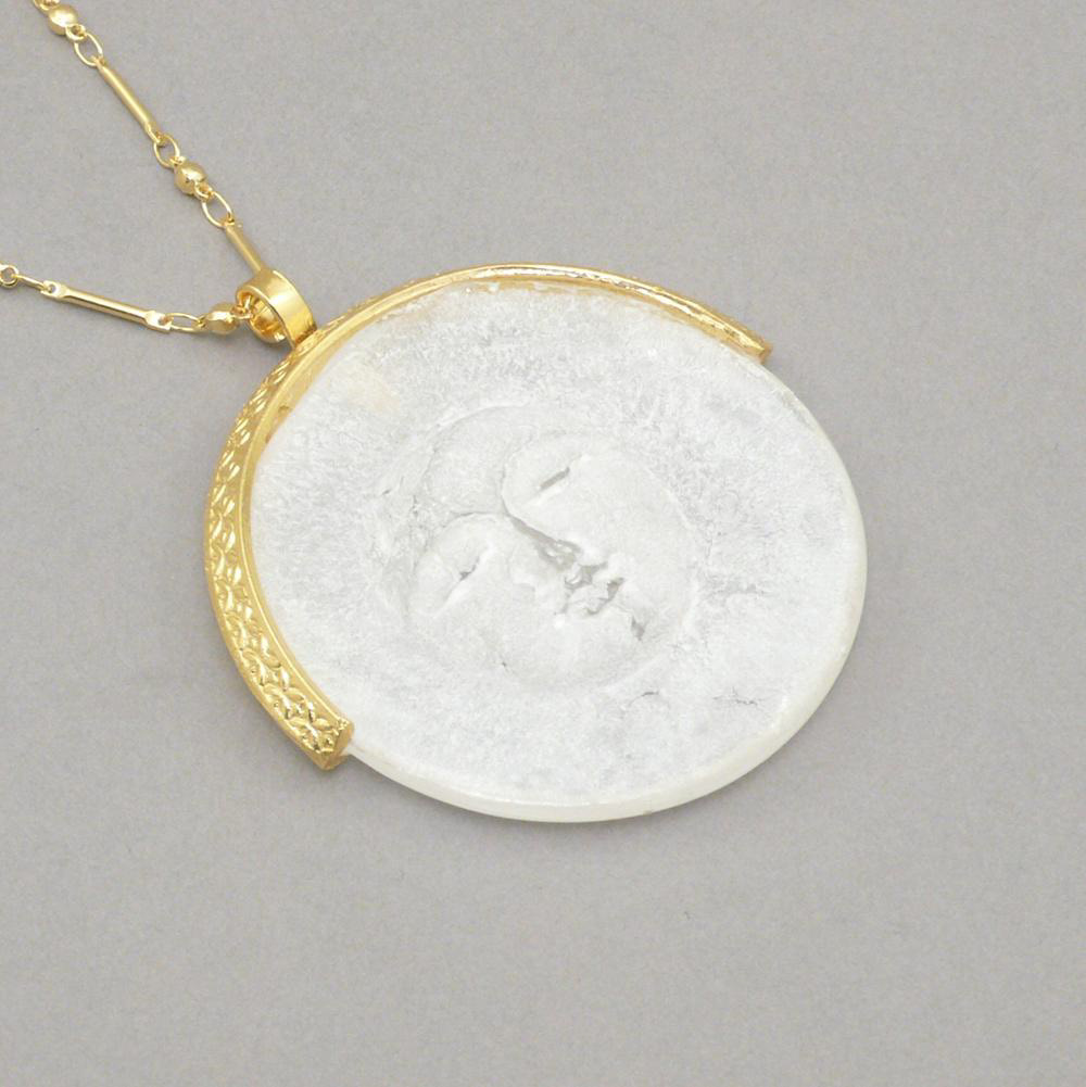 Collier corde lune en pâte de verre - 125€