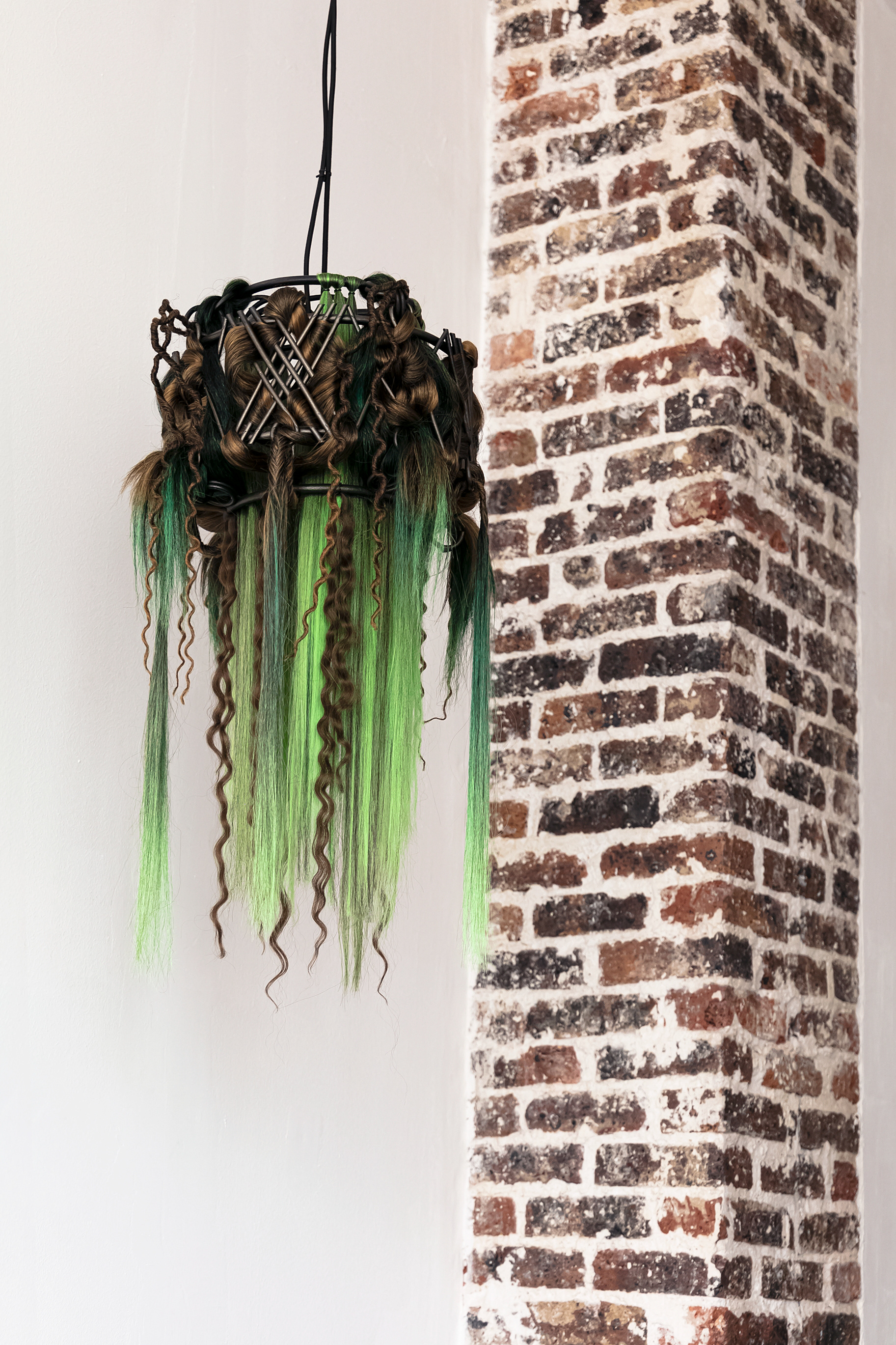 Suspension pièce unique en rotin & cheveux synthétique - 1 056€