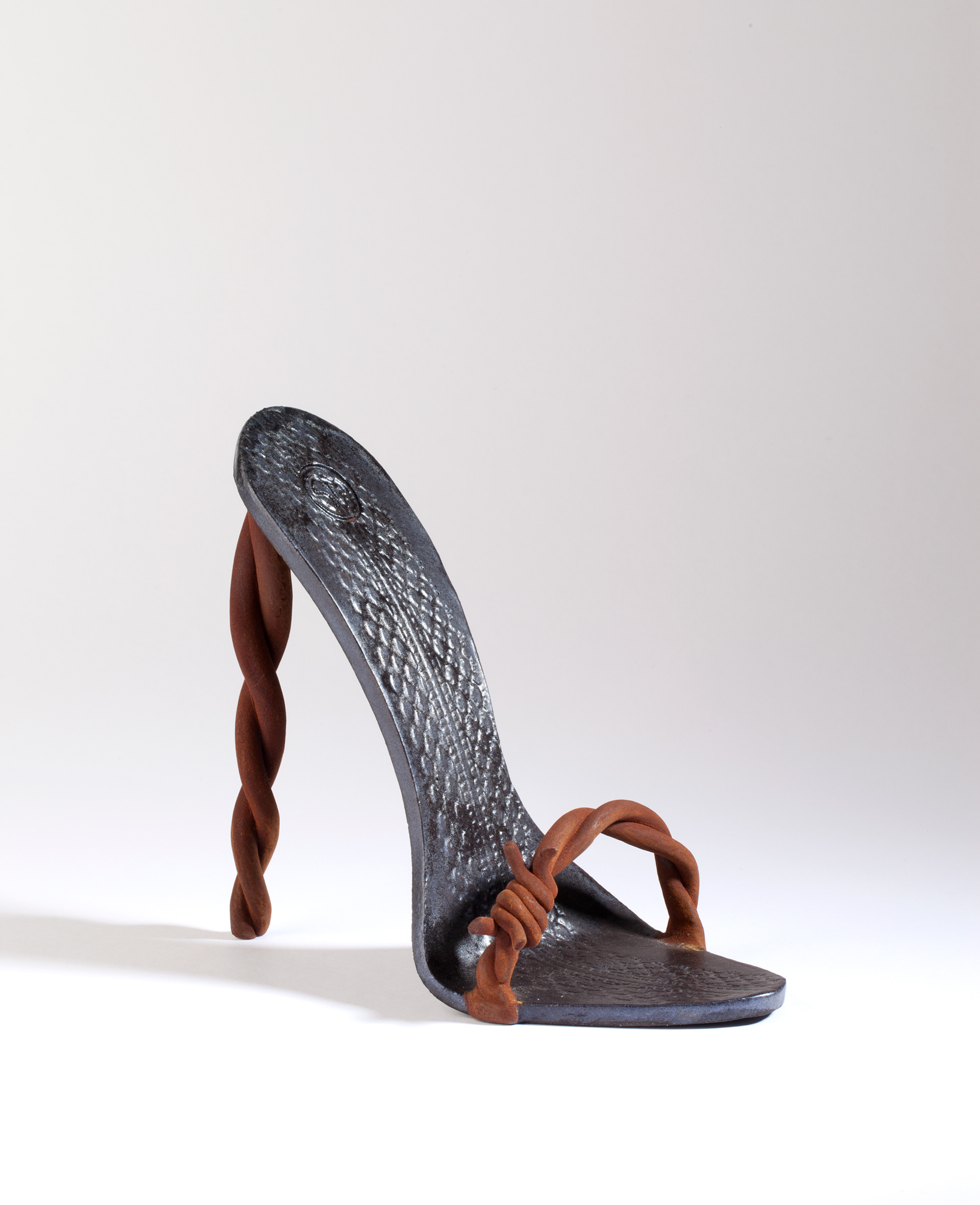 Sculpture 'Scandale barbelé' - Faïence - 800€