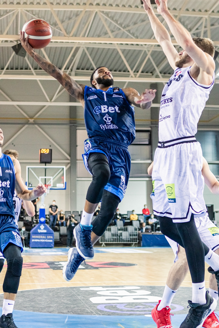 M. J. Wright (Prienų CBet) metimas LKL rungtynių prieš Vilniaus RYTĄ metu