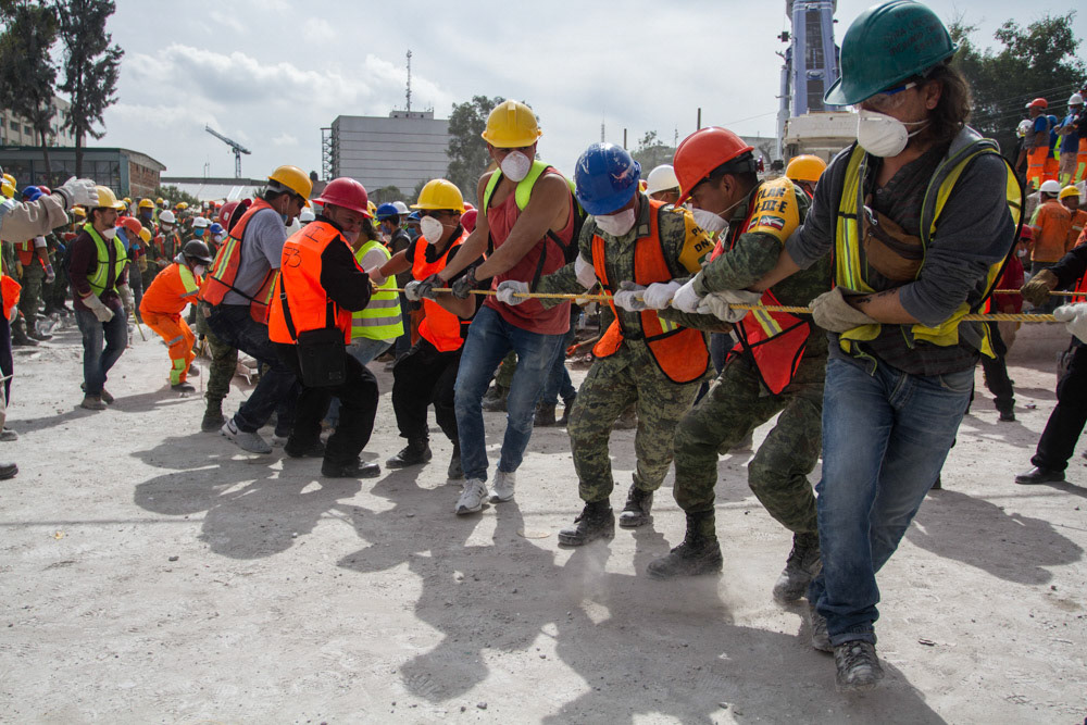 CIUDAD DE MÉXICO, 22SEPTIEMBRE2017.- Sociedad civil, rescatistas y elementos del Ejército terminaron de remover escombros en el edificio que colapsó en la calle de Chimalpopoca, en la colonia Obrera, luego del sismo de 7.1 grados Richter, FOTO: ISAAC ESQUIVEL /CUARTOSCURO.COM