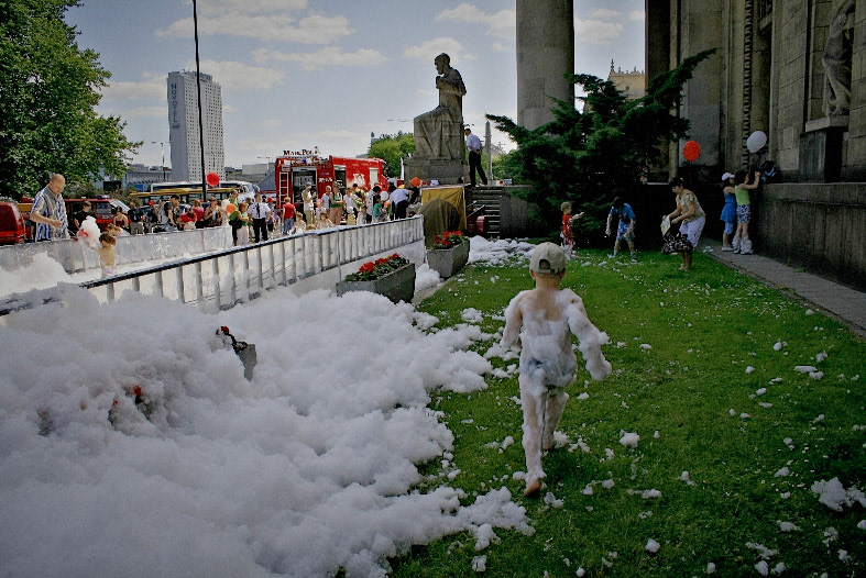 06.06.2008 WARSZAWA PALAC KULTURY AKCJA WIEZOWIEC PIKNIK RATOWNICTWA WYSOKOSCIOWEGO  UPADKI NA PODUSZKE POWIETRZNA I KAPIELE W PIANIE
FOT. JACEK PIOTROWSKI / AGENCJA GAZETA