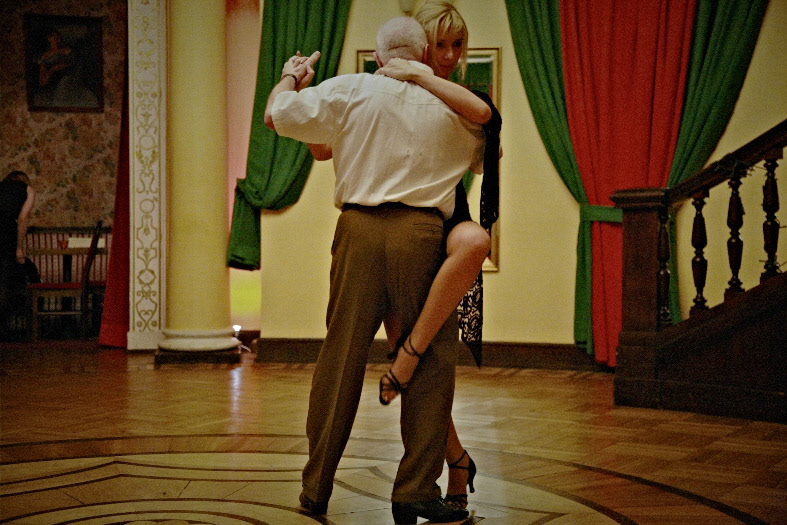 01.02.2007 WARSZAWA  PALAC KULTURY I NAUKI  GODZ 21 AKADEMIA TANCA M&I SULEWSCY TANGO ARGENTYNSKIE SYLWIA KUBIAK I WOJCIECH ZAS OD PONAD POLTORA ROKU CWICZA POD KIERUNKIEM  PIOTRA WOZNIAKA GRUPA  ZAAWANSOWANA CWICZY CHOREOGRAFIE DO SPECJALNEGO POKAZU UMIEJETNOSCI KURSANTOW FOT. JACEK PIOTROWSKI / AGENCJA GAZETA