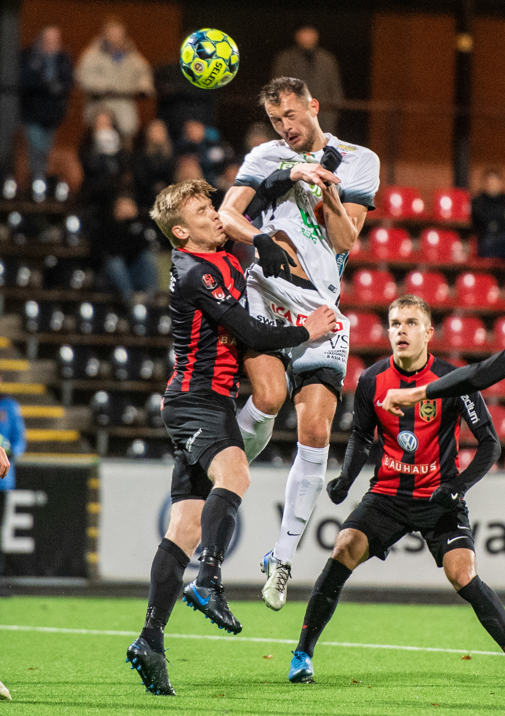 Brommapojkarnas Gustav Sandberg Magnusson och Varbergs Jesper Modig i nickduell under söndagens fotbollsmatch i Superettan mellan Brommapojkarna och Varbergs BoIS FC på Grimsta IP.