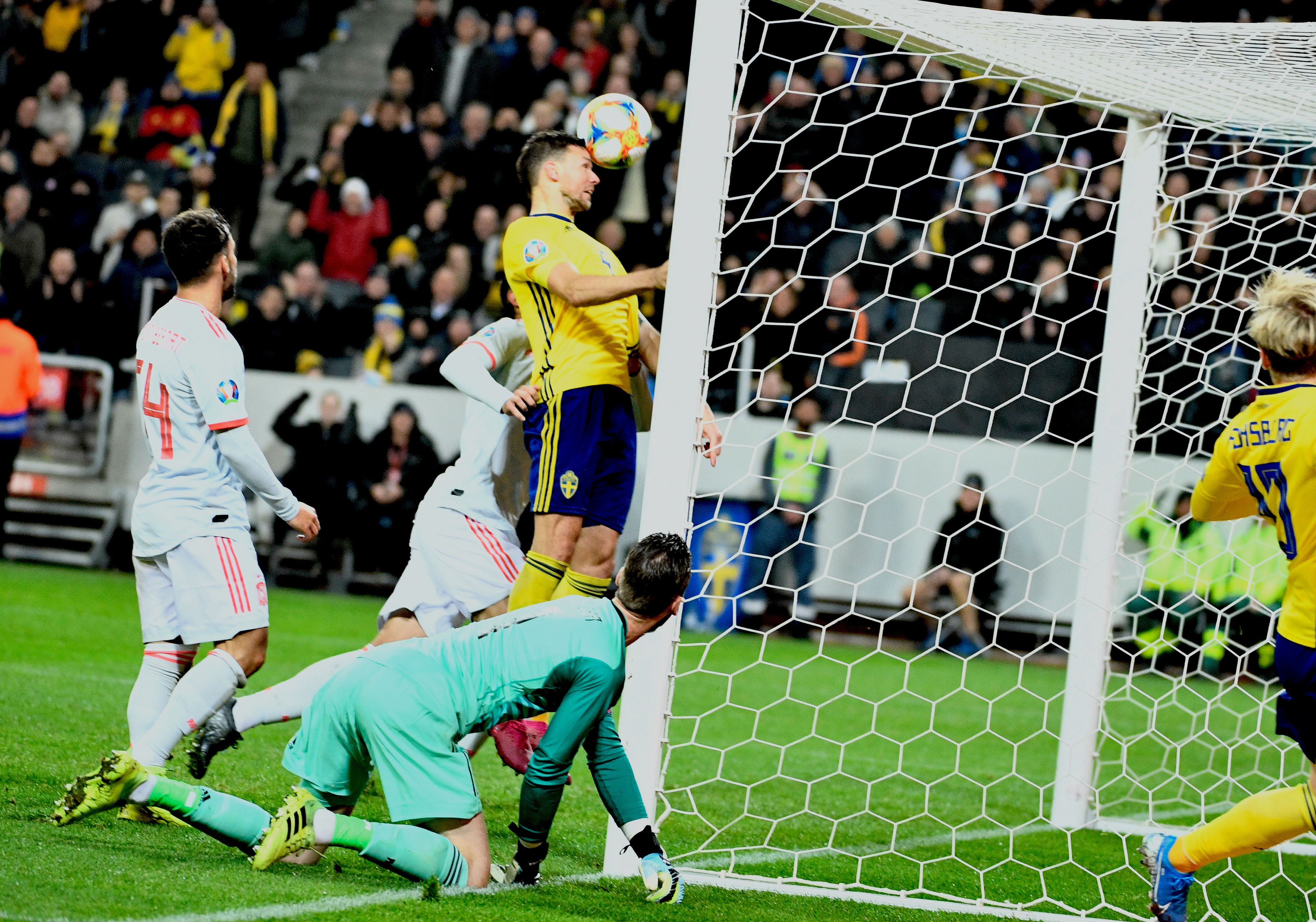 Sveriges Marcus Berg nickar in 1-0 under tisdagens EM-kvalmatch mellan Sverige och Spanien i Friends Arena i Solna.