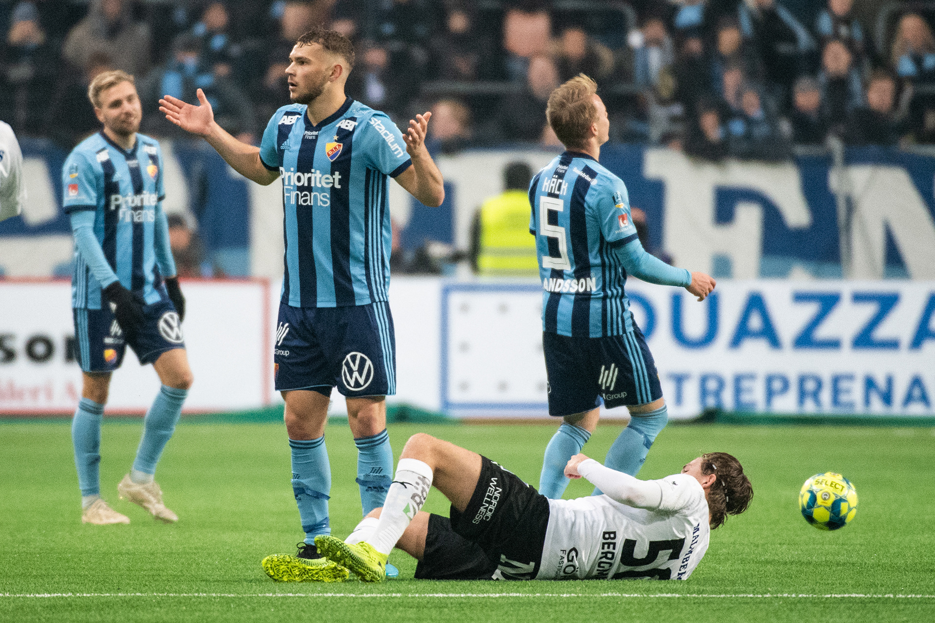 Djurgårdens Jesper Karlström och Örebros Niclas Bergmark på gräset under måndagen fotbollsmatch i Allsvenskan mellan Djurgårdens IF och Örebro på Tele2 Arena.